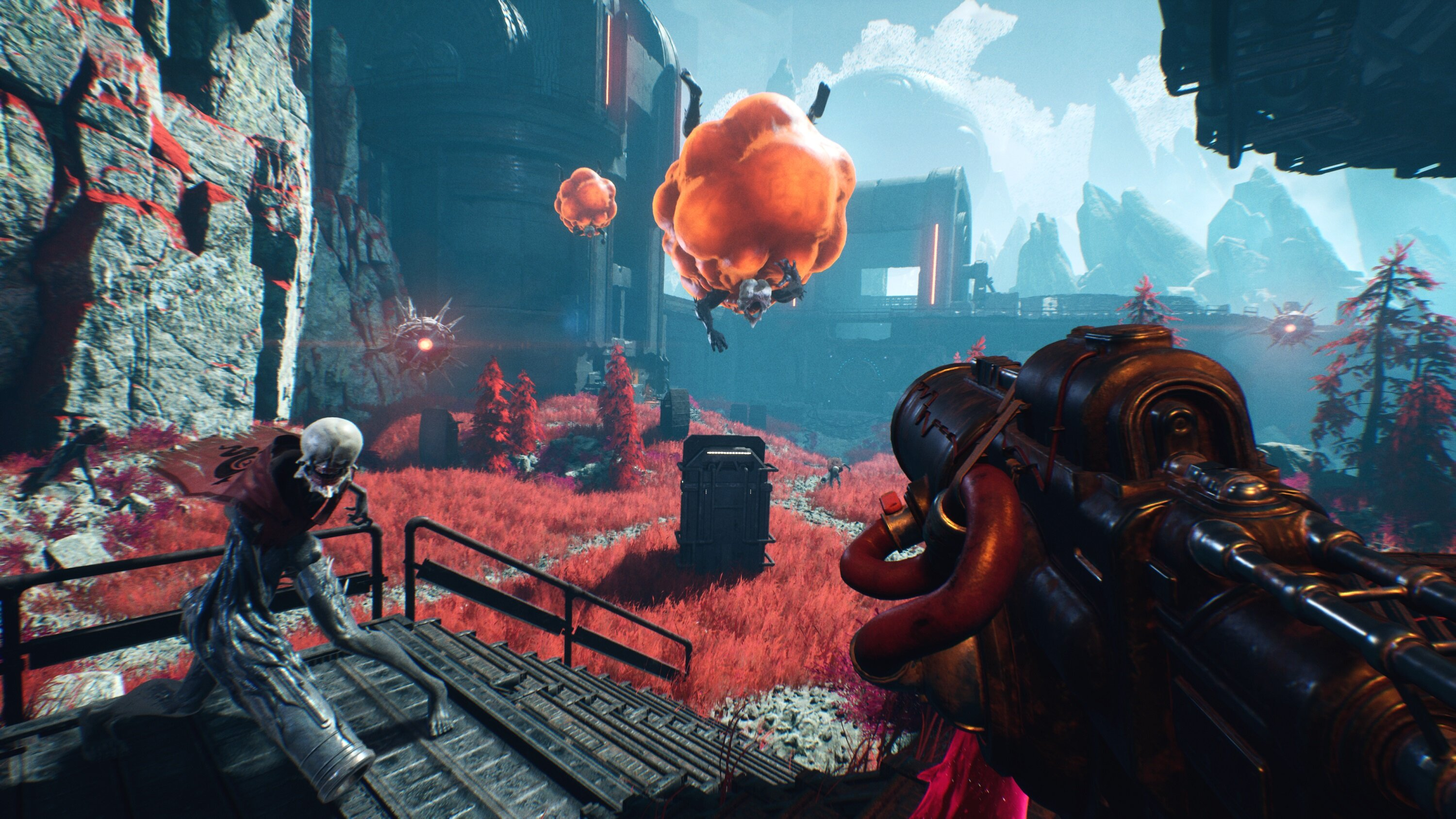 Widok z pierwszej osoby gracza z bronią, walczącego z latającymi mutantami nad czerwonym obcym krajobrazem.
