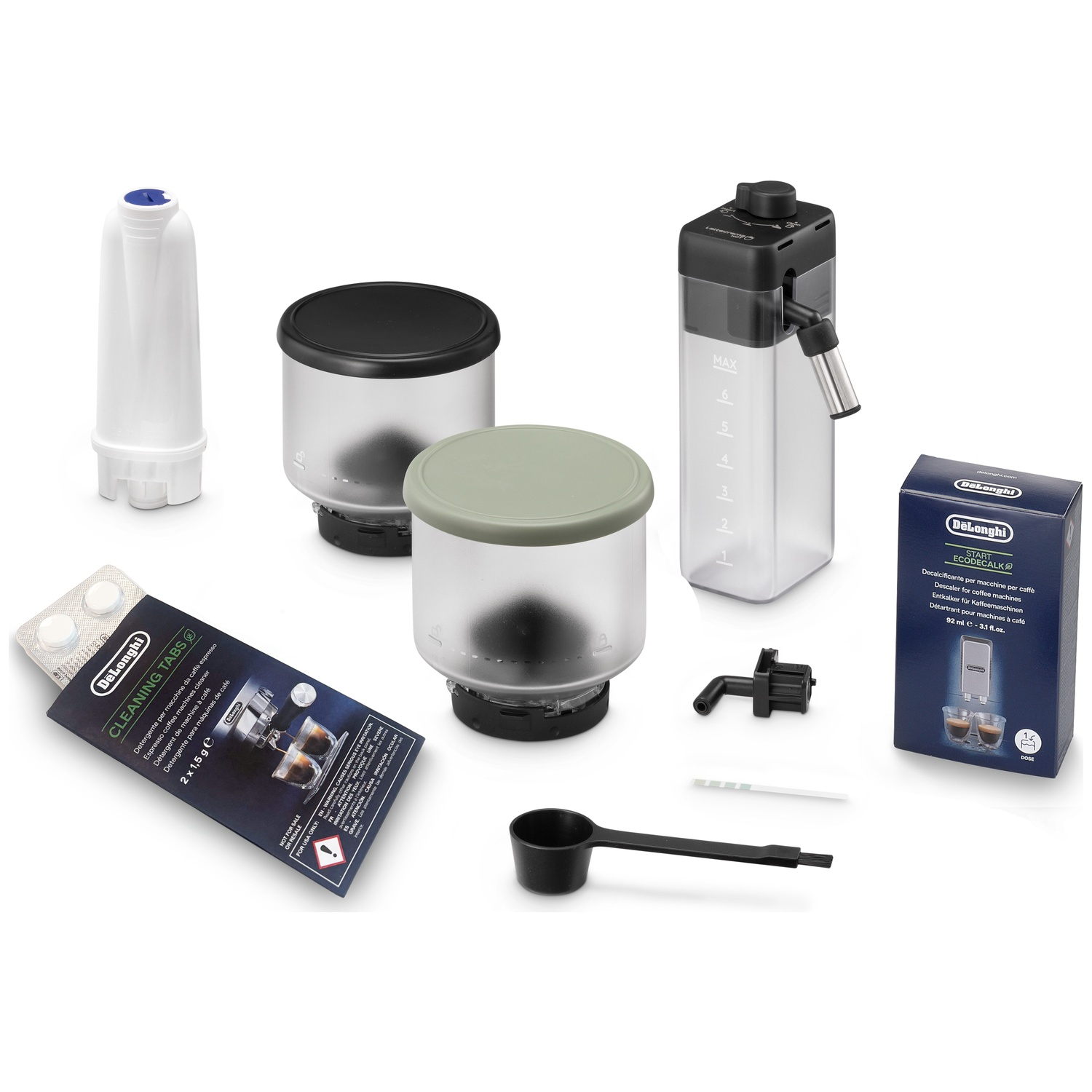 Delonghi accessoires: waterfilter, reservoirs, melkkan, ontkalker, reinigingstabletten, lepel en teststrip op wit.