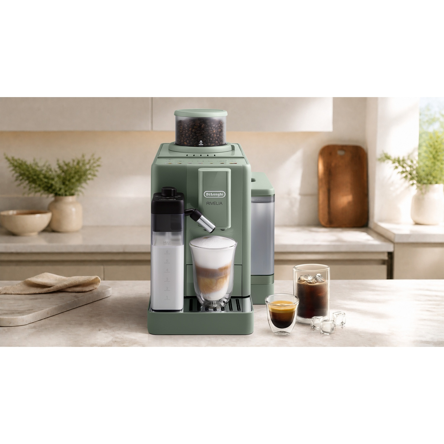 Groene DeLonghi Rivelia koffiemachine op een aanrecht met koffiedranken.
