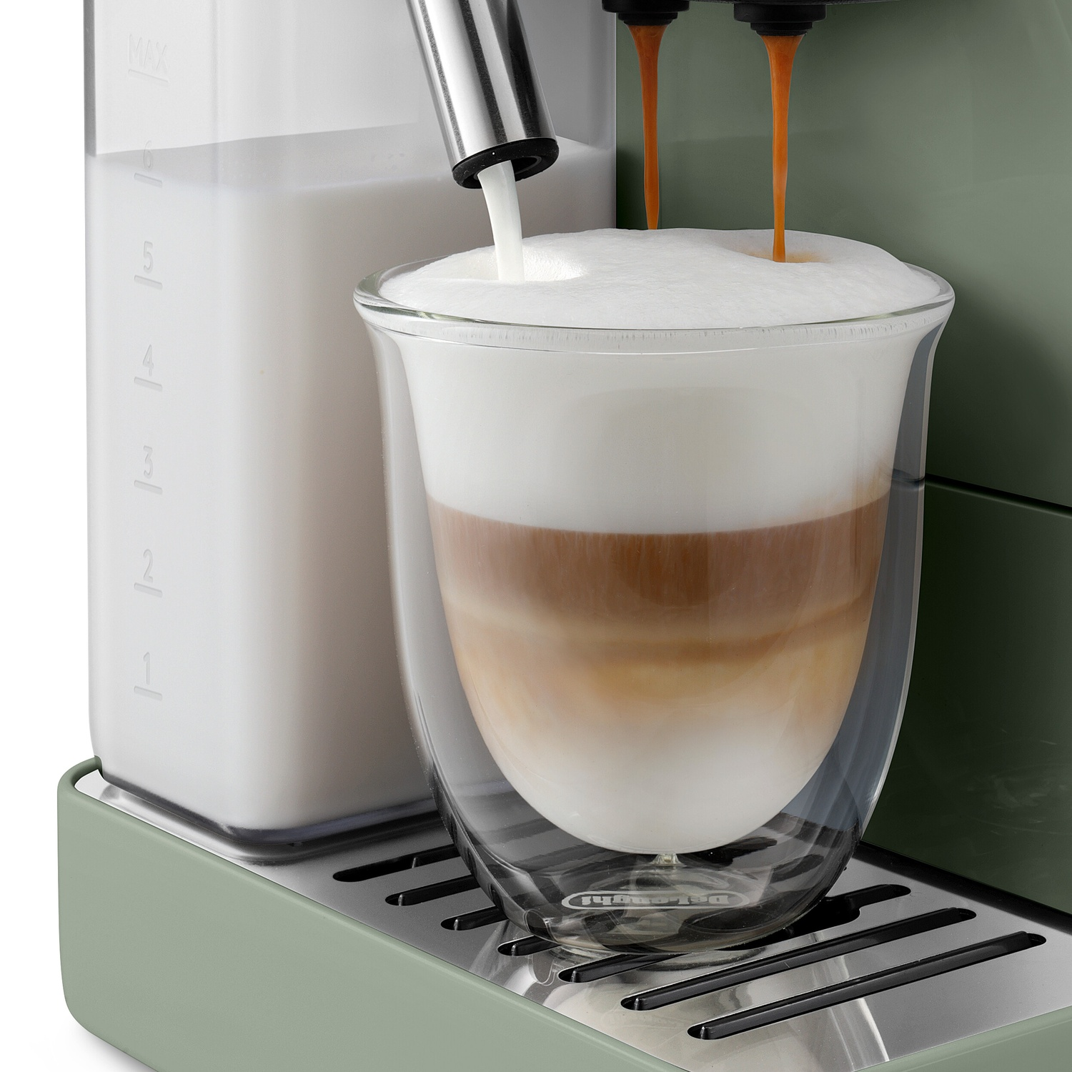 Een koffiemachine schenkt melk en espresso in een glas voor een gelaagde latte macchiato.