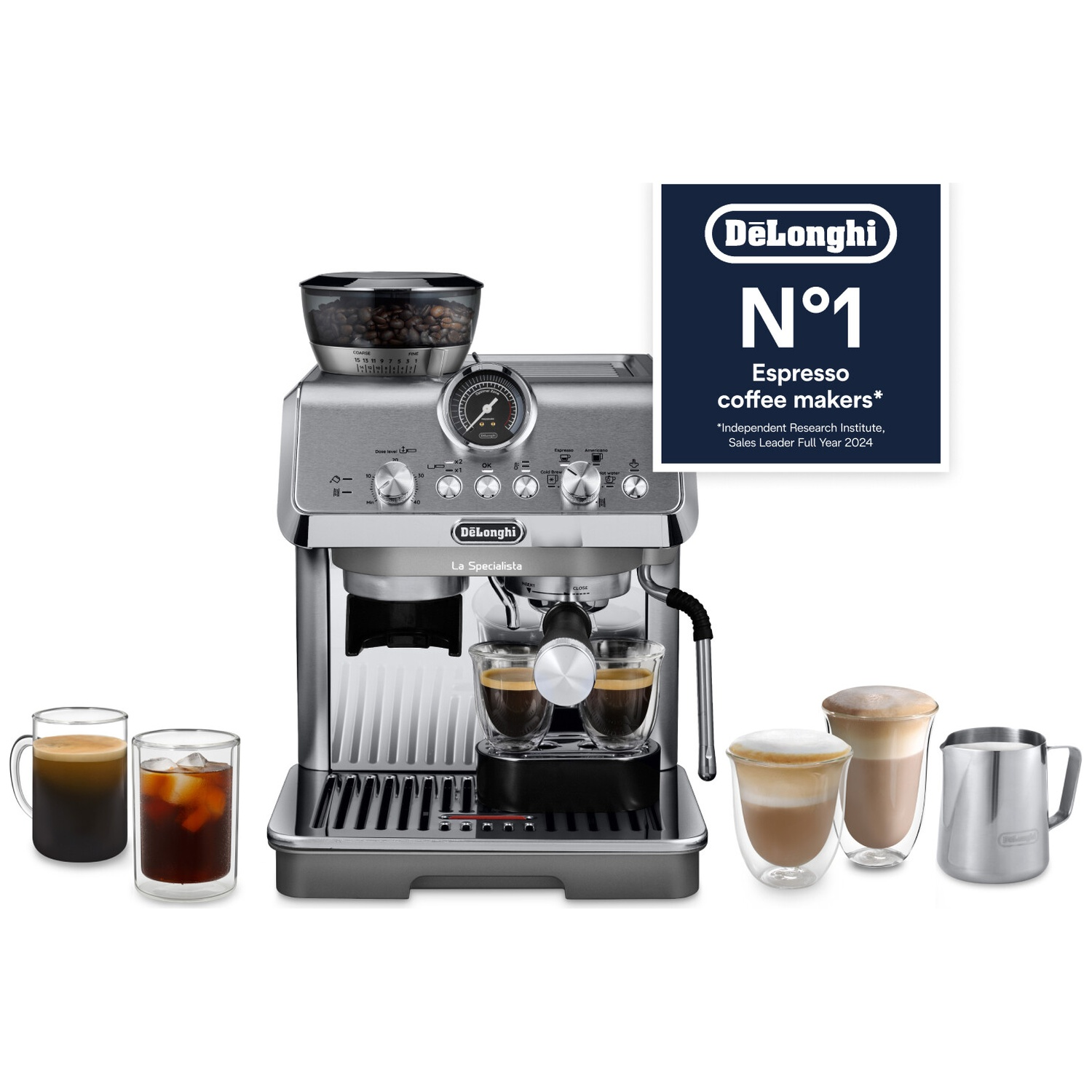 DeLonghi espressomachine met koppen koffie, ijskoffie, lattes en een melkkan op een witte achtergrond.