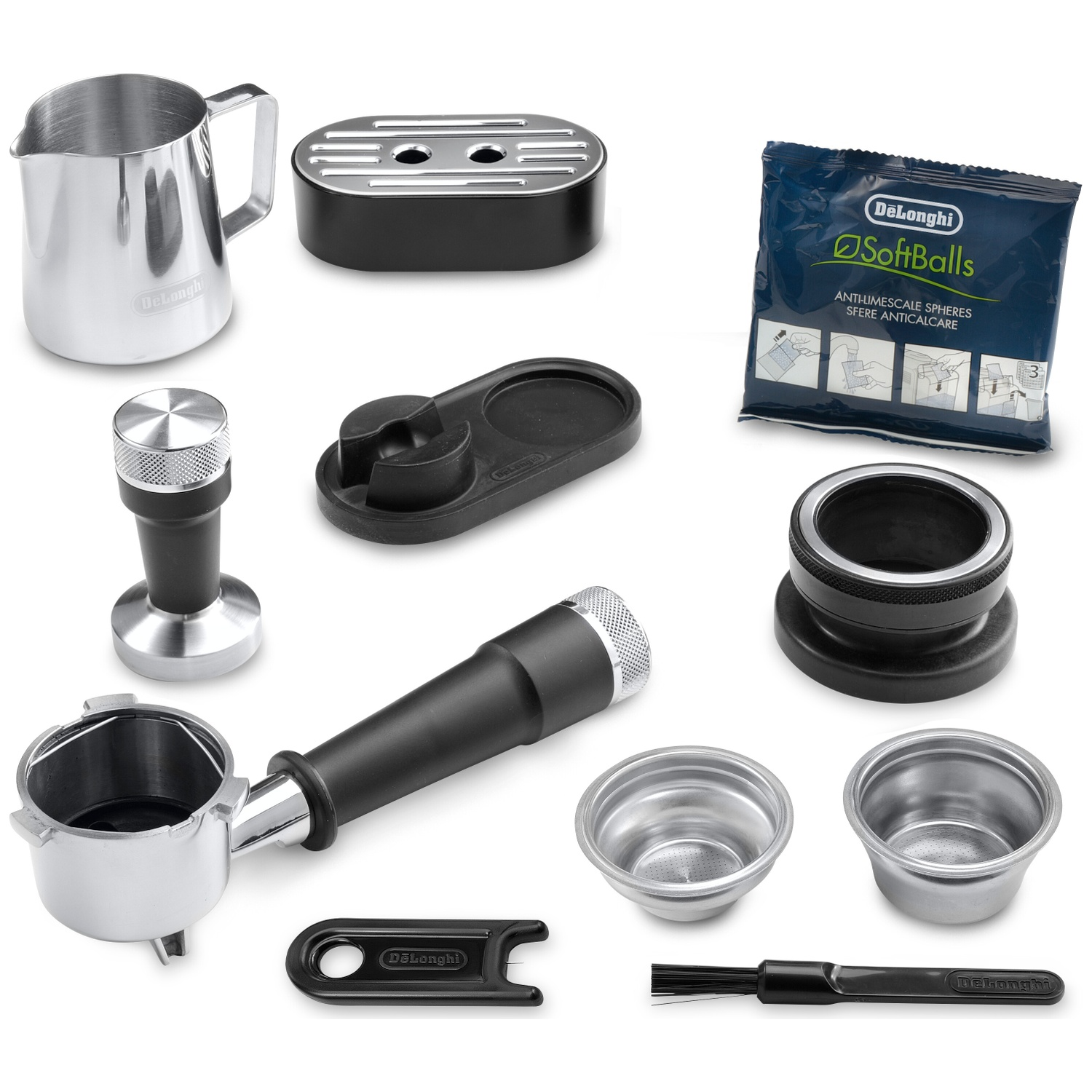 De'Longhi espressomachine accessoireset met melkkan, tamper, portafilter en reinigingsborstel op witte achtergrond.