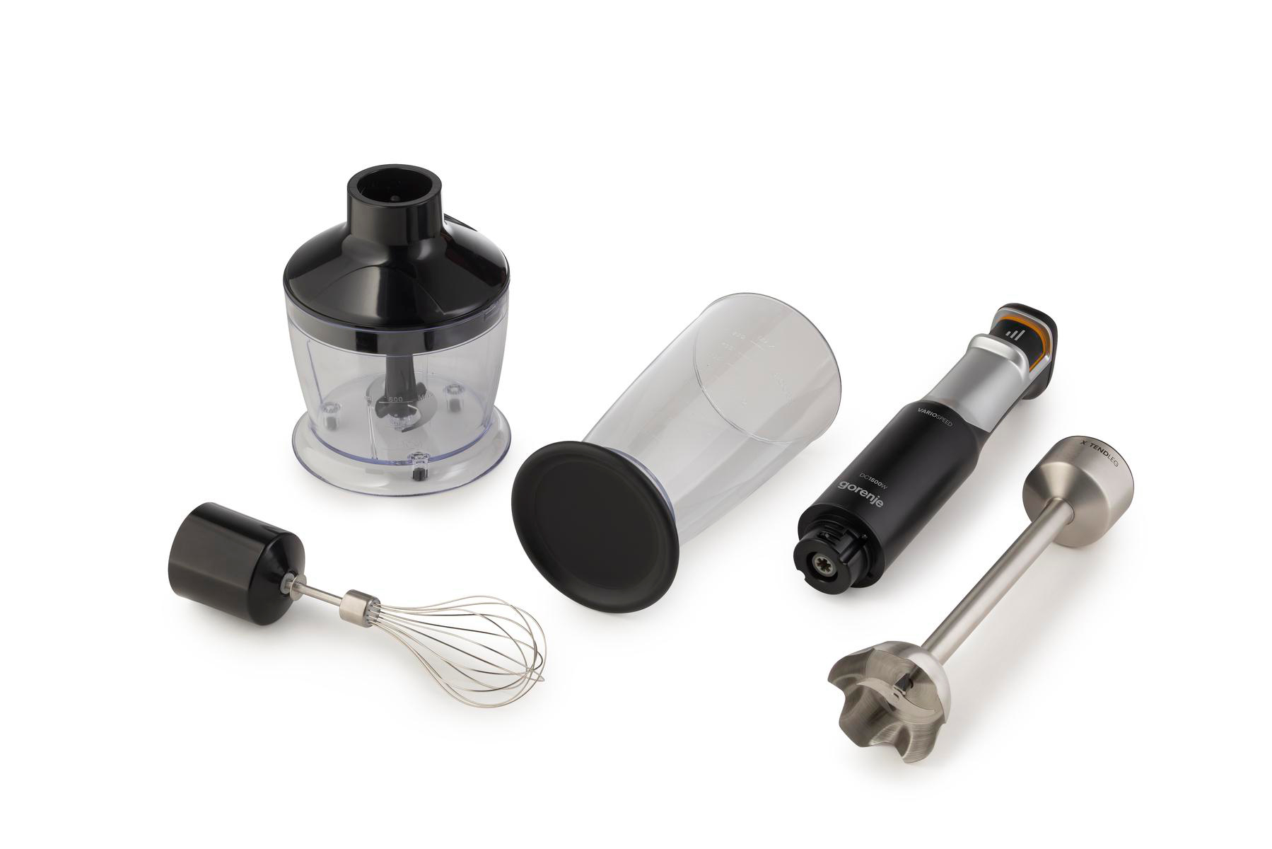 Ein Handmixer mit Zubehoer wie Becher, Schneebesen und Mixfuss auf weissem Hintergrund.
