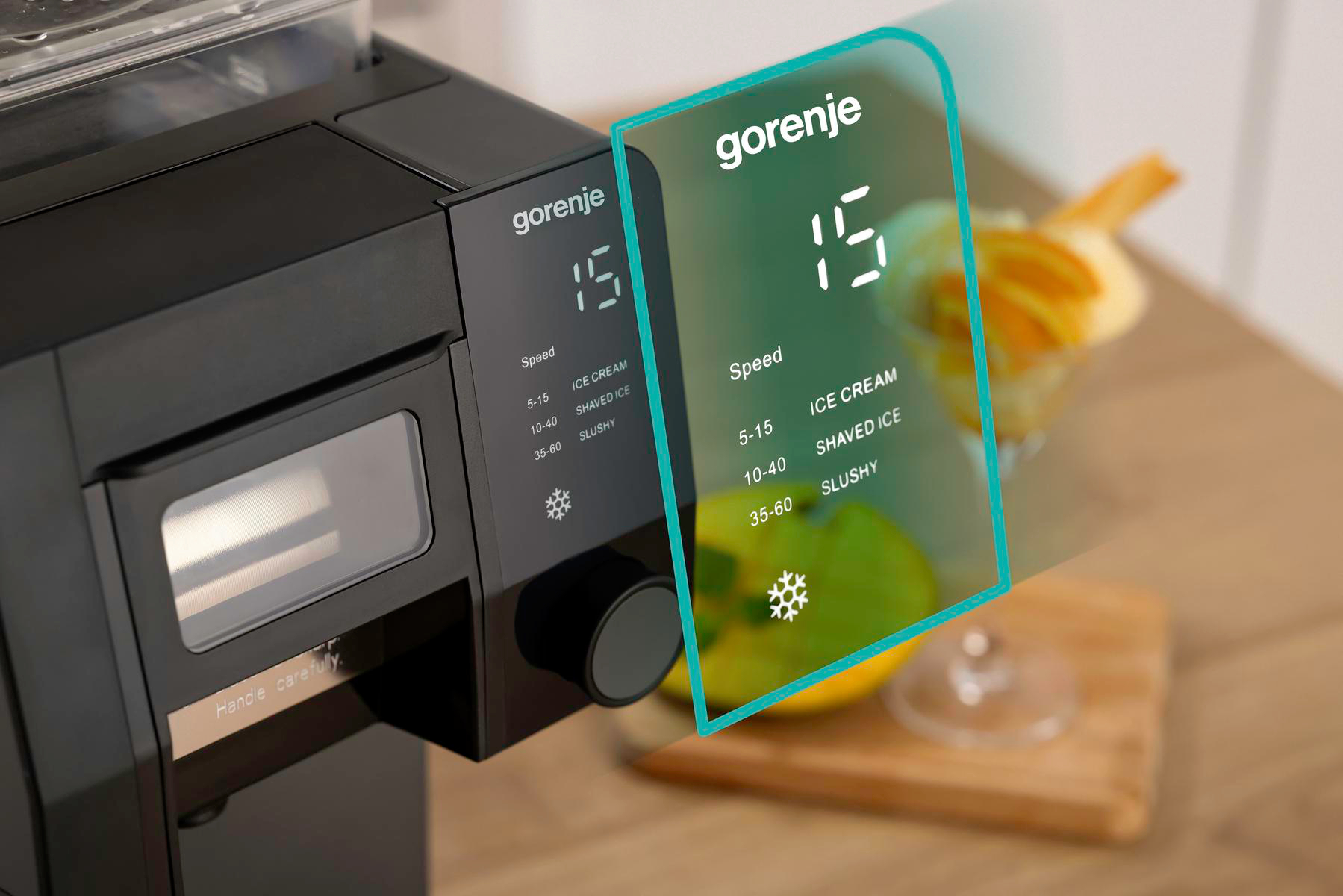 Gorenje-Mixer mit digitaler Geschwindigkeitsanzeige für Eiskrem, Shaved Ice und Slushy auf einem Holztisch.