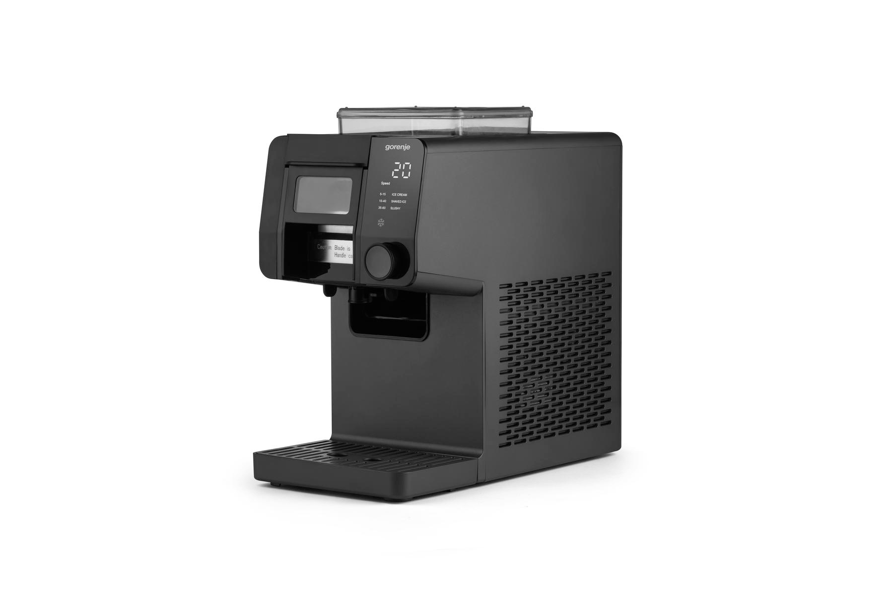 Eine moderne schwarze Gorenje Eismaschine mit digitalem Display und Gittermuster-Seite auf weißem Hintergrund.