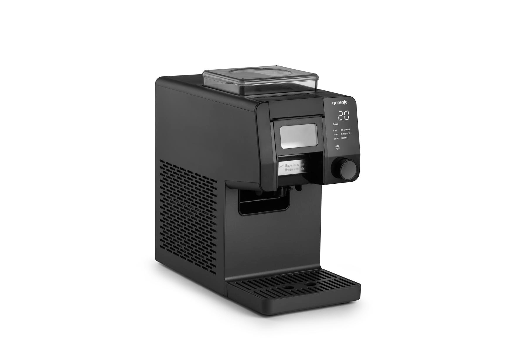 Eine schwarze Gorenje Eismaschine mit digitalem Display und Gitternetzmuster an der Seite steht auf weißem Grund.