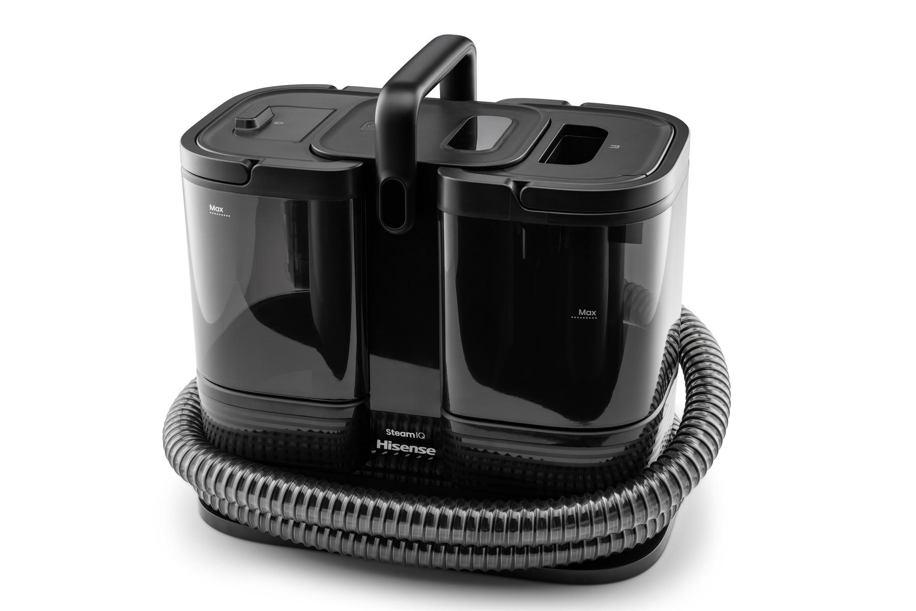 Ein schwarzer Hisense SteamIQ Teppichreiniger mit zwei transparenten Wassertanks und einem gewundenen Schlauch.