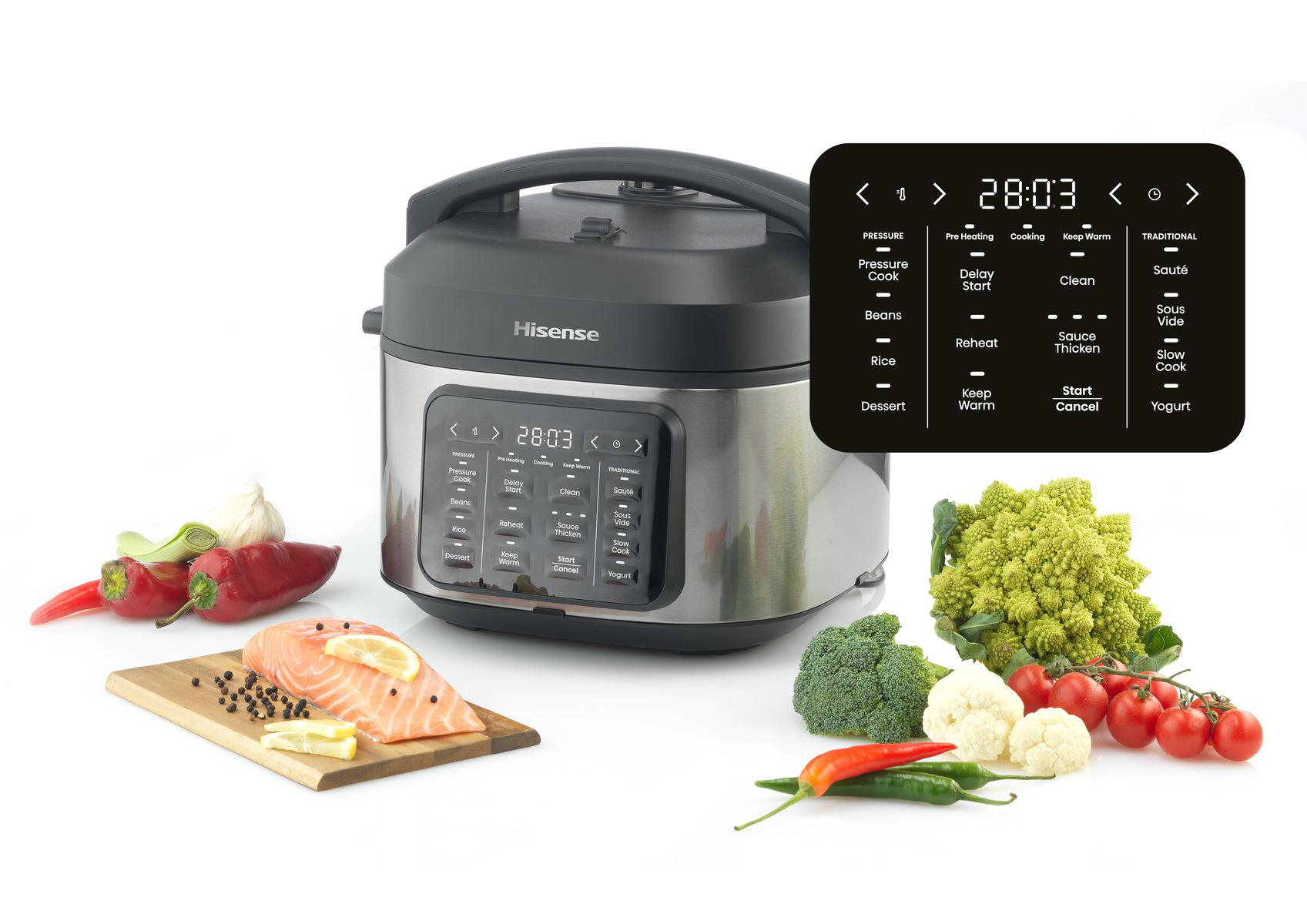 Hisense Schnellkochtopf mit digitalem Display, umgeben von rotem Fisch, frischem Gemüse und Gewürzen auf weißem Grund.