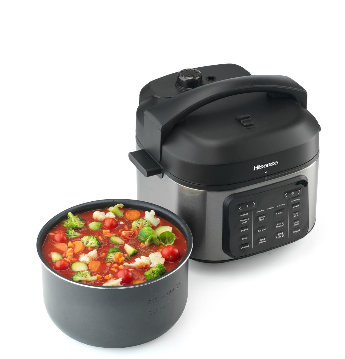 Ein Hisense-Multikocher mit einem Topf voll Suppe, Tomaten und Gemüsen.