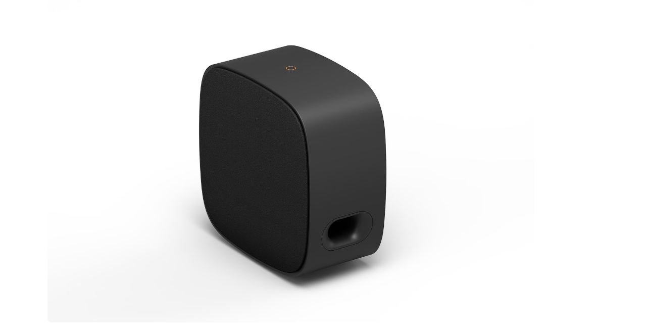 Beyaz zemin üzerinde yuvarlatılmış köşeli modern siyah bir subwoofer.