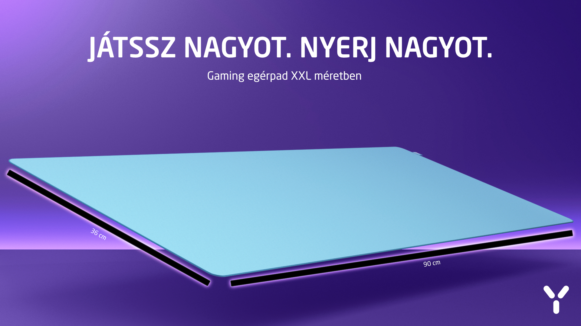 Ein großes, hellblaues XXL-Mauspad vor einem violetten Hintergrund mit ungarischem Text.