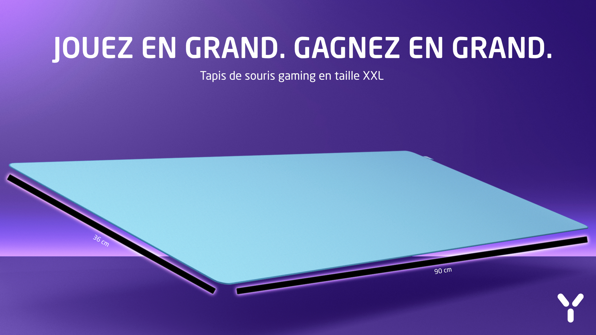 Hellblaues XXL-Gaming-Mousepad mit Maßen von 90x36 cm auf violettem Hintergrund.