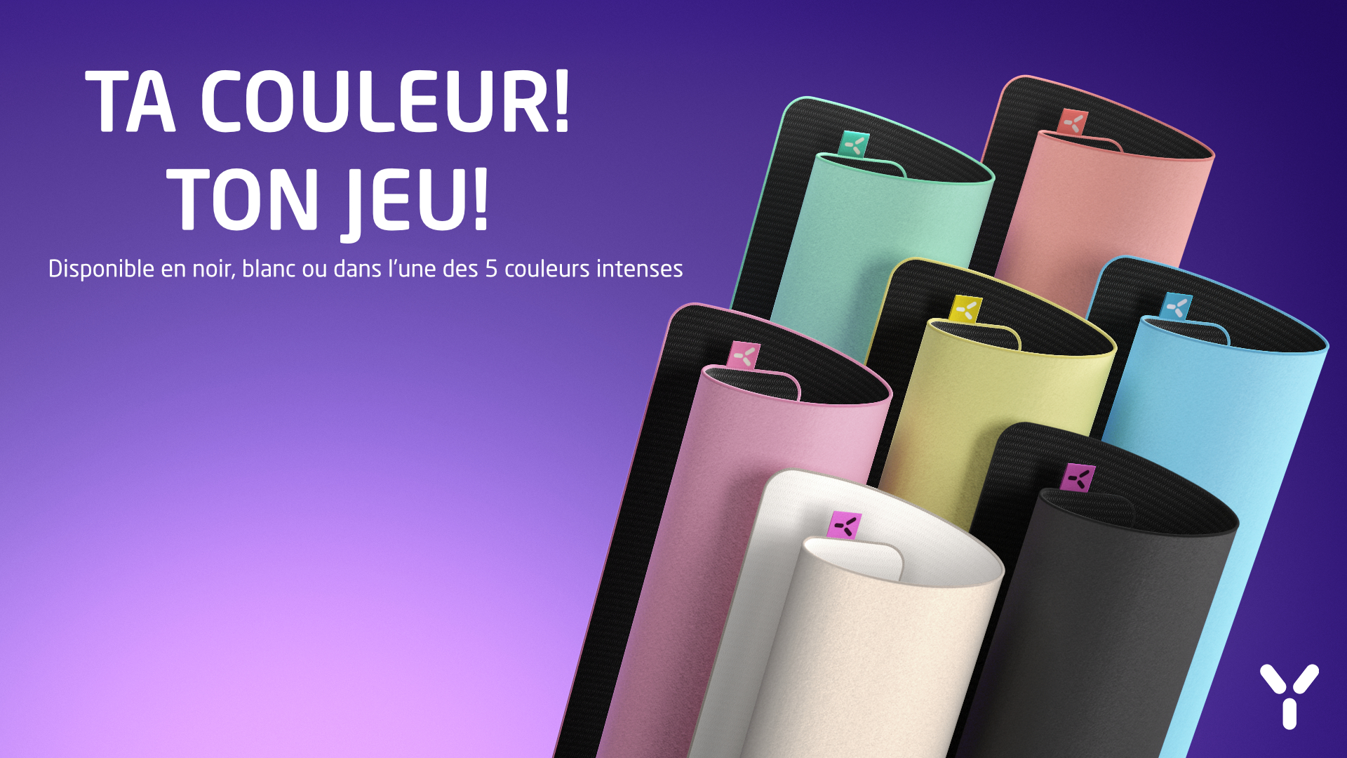 Aufgerollte bunte Gaming-Pads vor violettem Hintergrund mit französischem Text.
