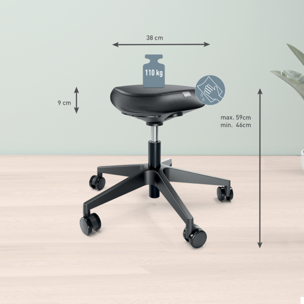 Ergonomischer schwarzer Hocker auf Rollen mit Maßangaben für Höhe, Sitzbreite und maximales Gewicht.