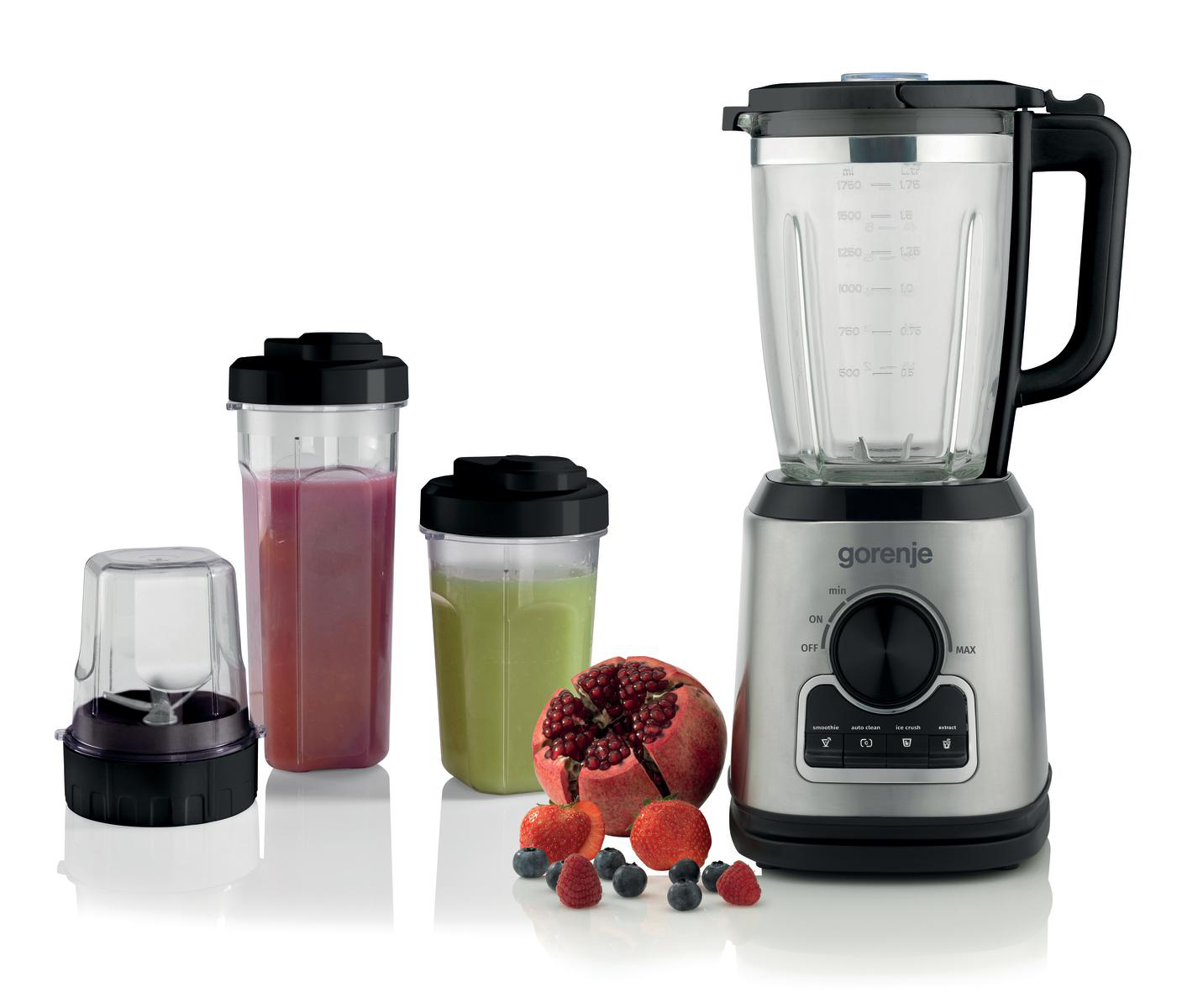 Edelstahl-Standmixer mit Zubehör, Bechern, offenem Granatapfel, Erdbeeren und Blaubeeren auf weißem Hintergrund.