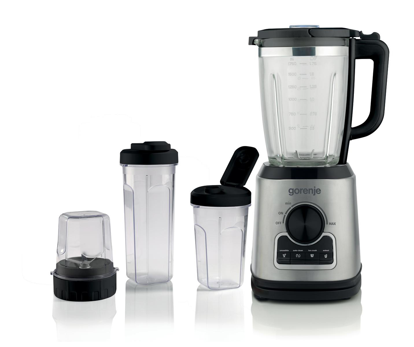 Silberner Gorenje-Standmixer mit Glaskrug, drei zusätzlichen Bechern und schwarzem Bedienfeld auf weißem Grund.