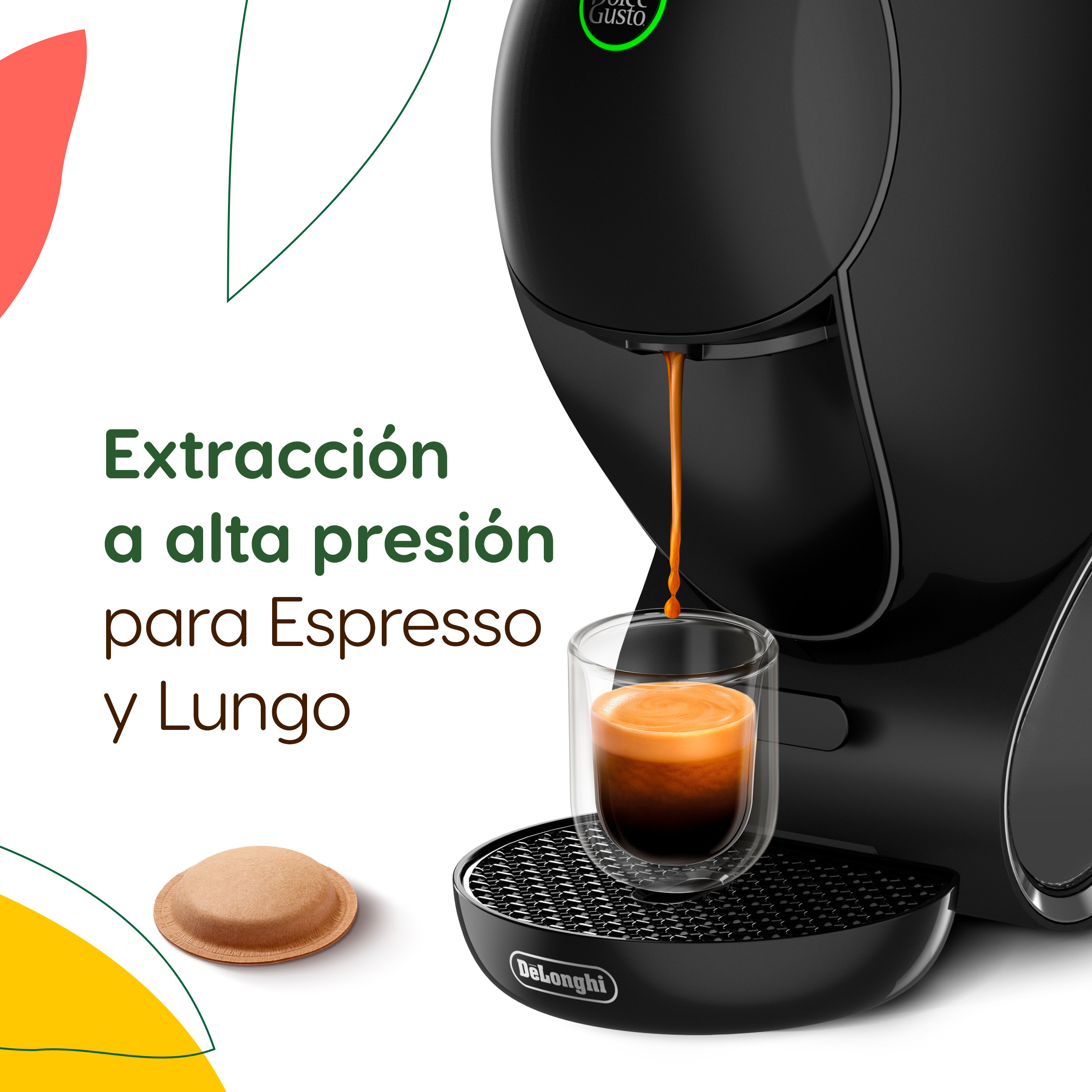Cafetera negra vierte espresso en un vaso, con una monodosis al lado sobre fondo blanco.