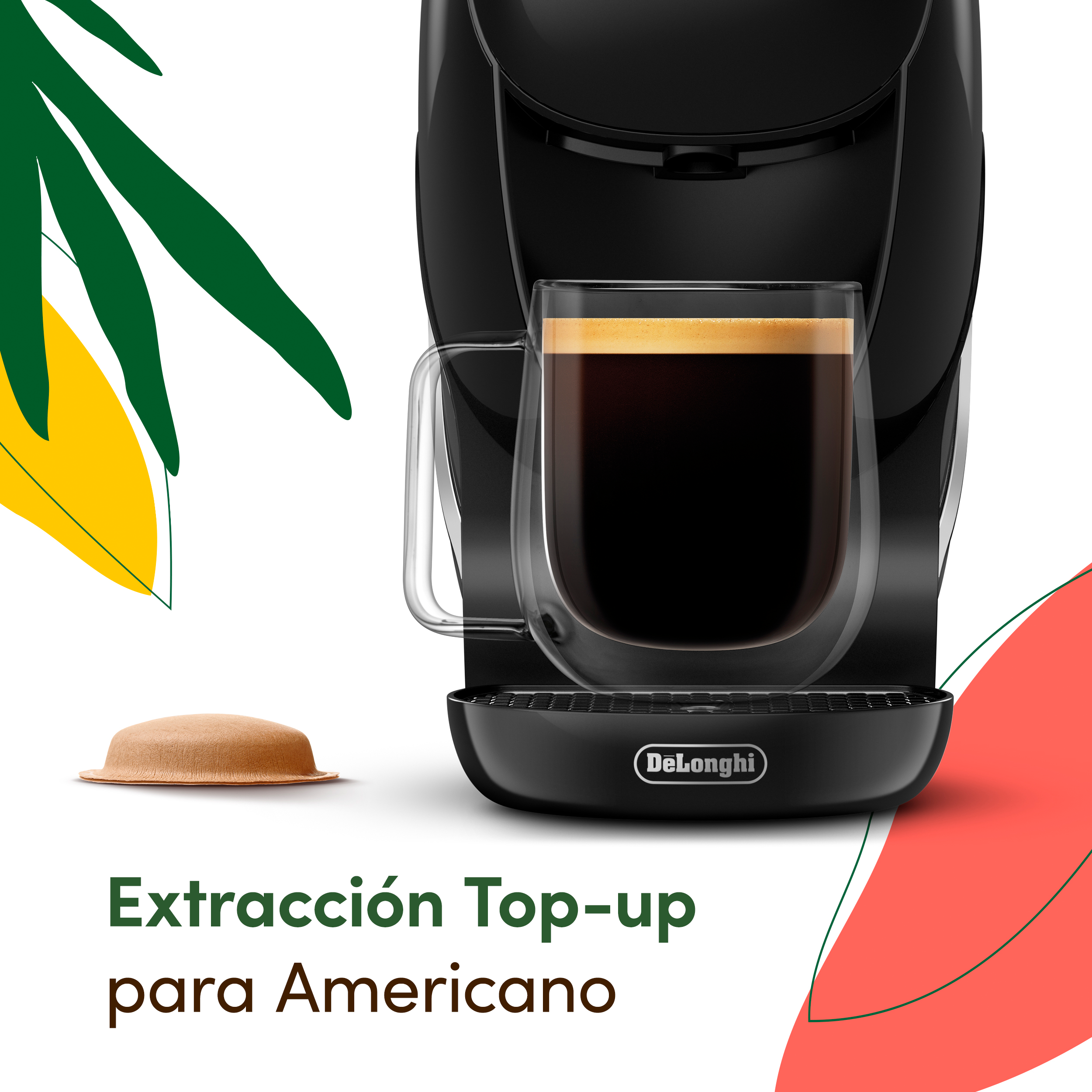 Una cafetera negra DeLonghi con taza de vidrio y monodosis sobre fondo blanco con formas coloridas.