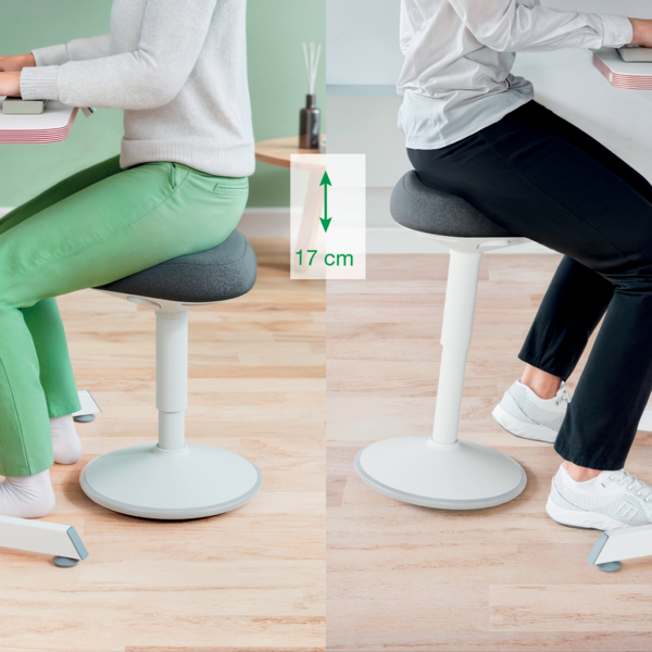 Zwei Personen auf verstellbaren ergonomischen Hockern mit einem Höhenunterschied von 17 cm.