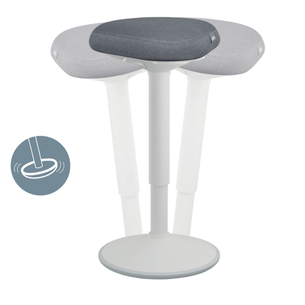 Ein ergonomischer Stehhocker mit grauer Sitzfläche und verstellbarem Standfuß zeigt verschiedene Neigungspositionen.