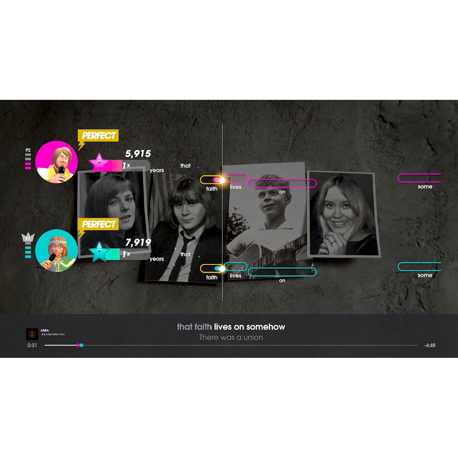 Karaokescherm met ABBA-tekst, historische foto's, scores en spelersavatars.