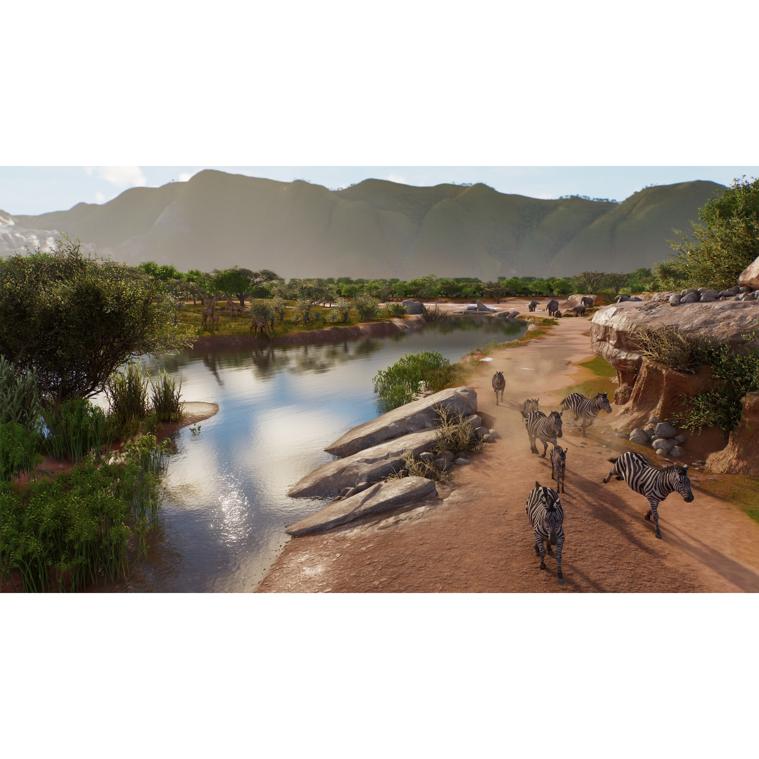 Un troupeau de zèbres court le long d'une rivière dans une vaste savane avec des montagnes en arrière-plan.