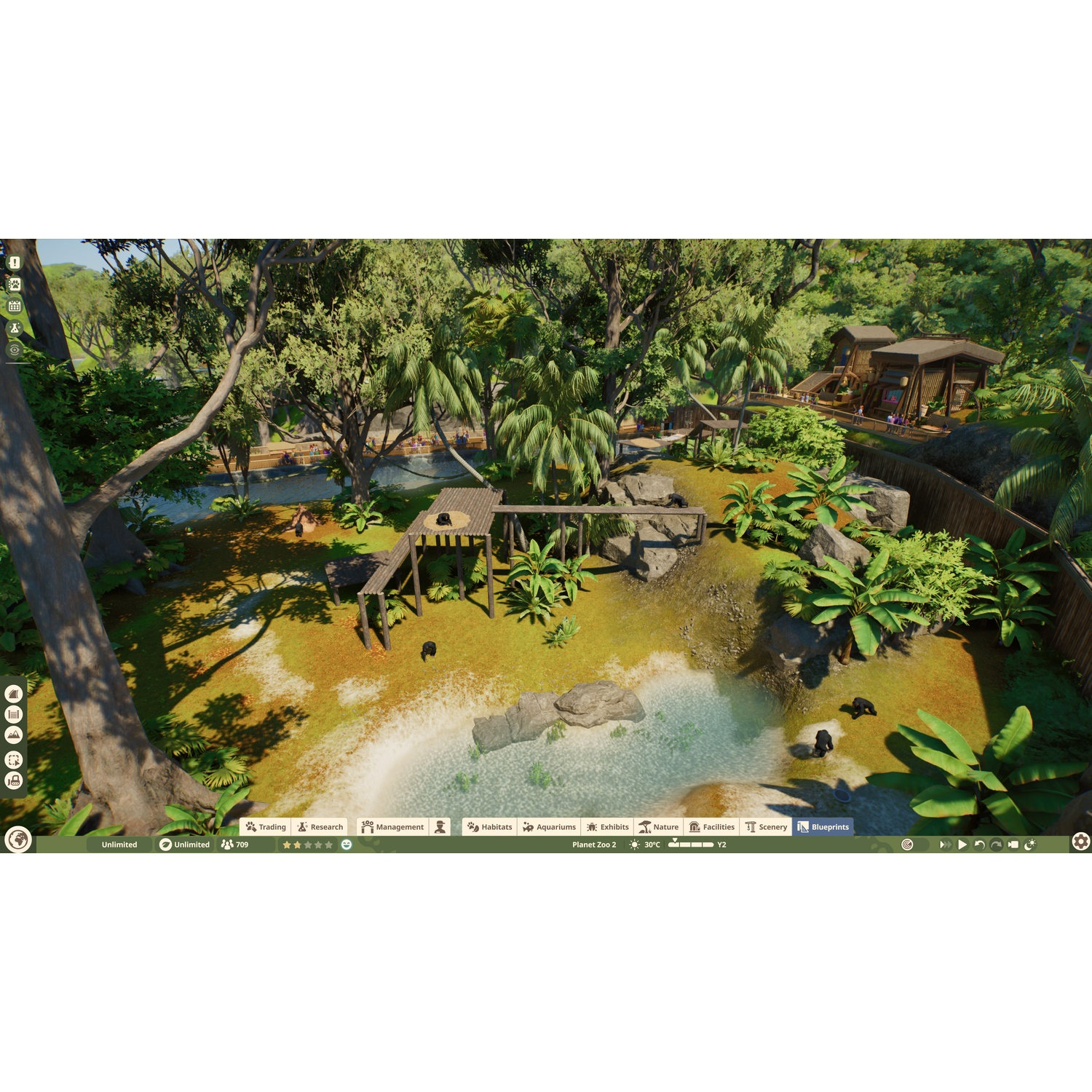 Un enclos de zoo avec une verdure luxuriante, des arbres, un petit étang, des structures en bois et des singes.