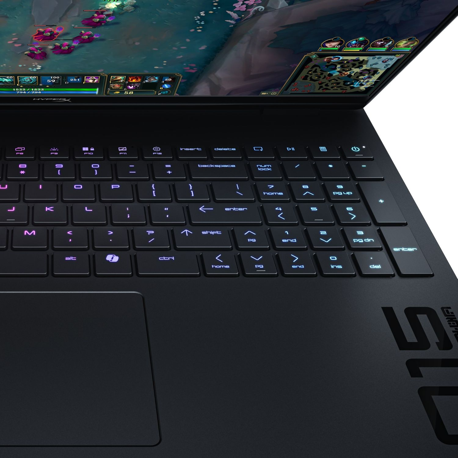 Un ordenador portátil negro con teclado retroiluminado muestra un videojuego.