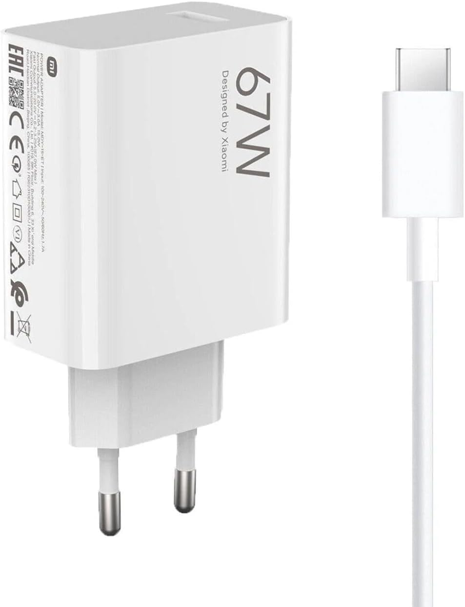 Un adaptador de corriente Xiaomi blanco de 67W con enchufe europeo y cable USB-C sobre fondo blanco.