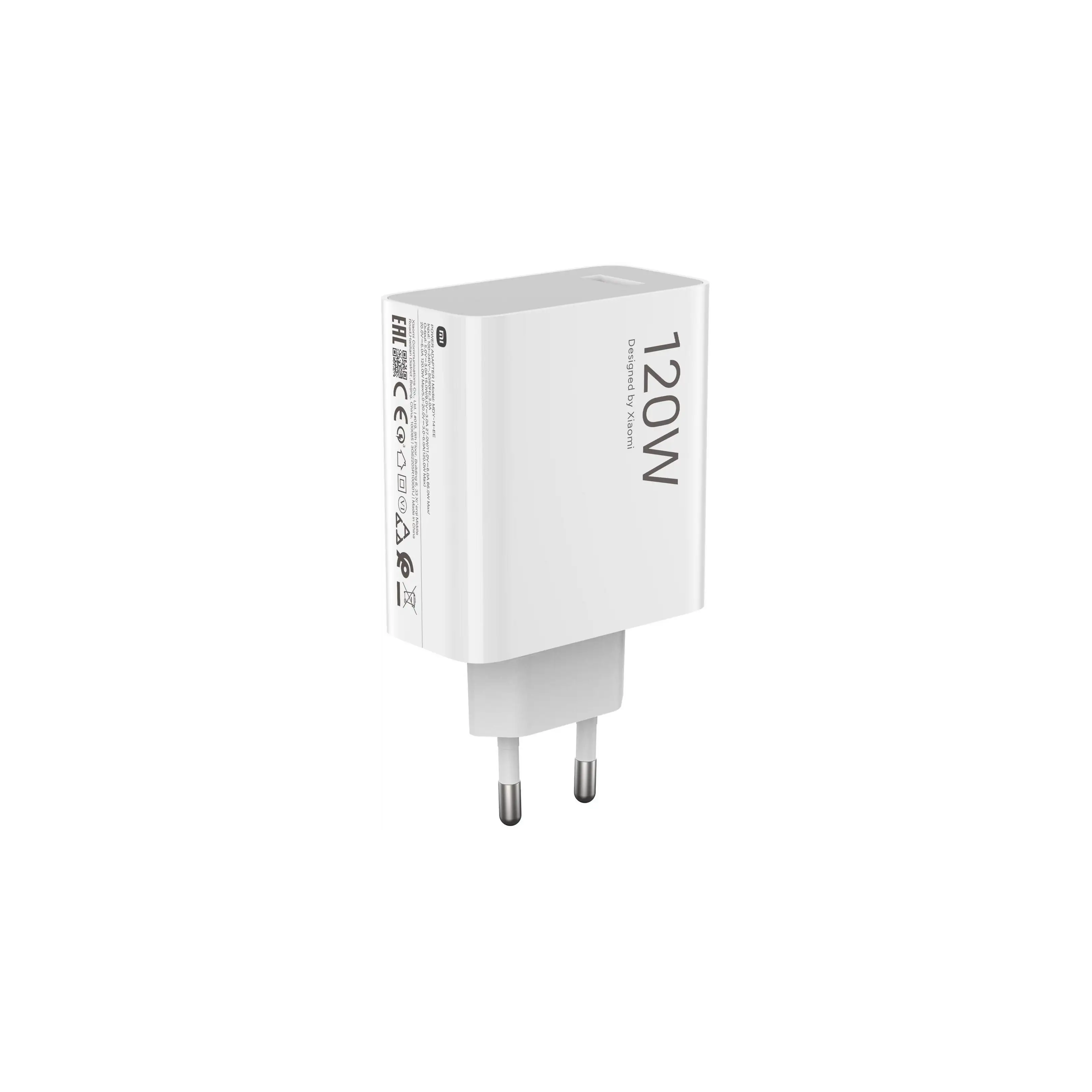 Un cargador rápido de pared Xiaomi 120W blanco con dos pines redondos, sobre un fondo negro.