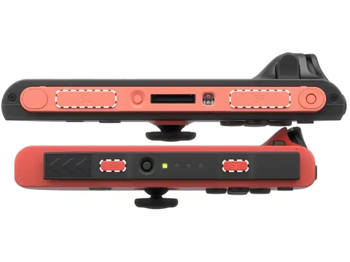 Dwa czerwono-czarne kontrolery gier pokazane poziomo z przyciskami, joystickami i lampkami.