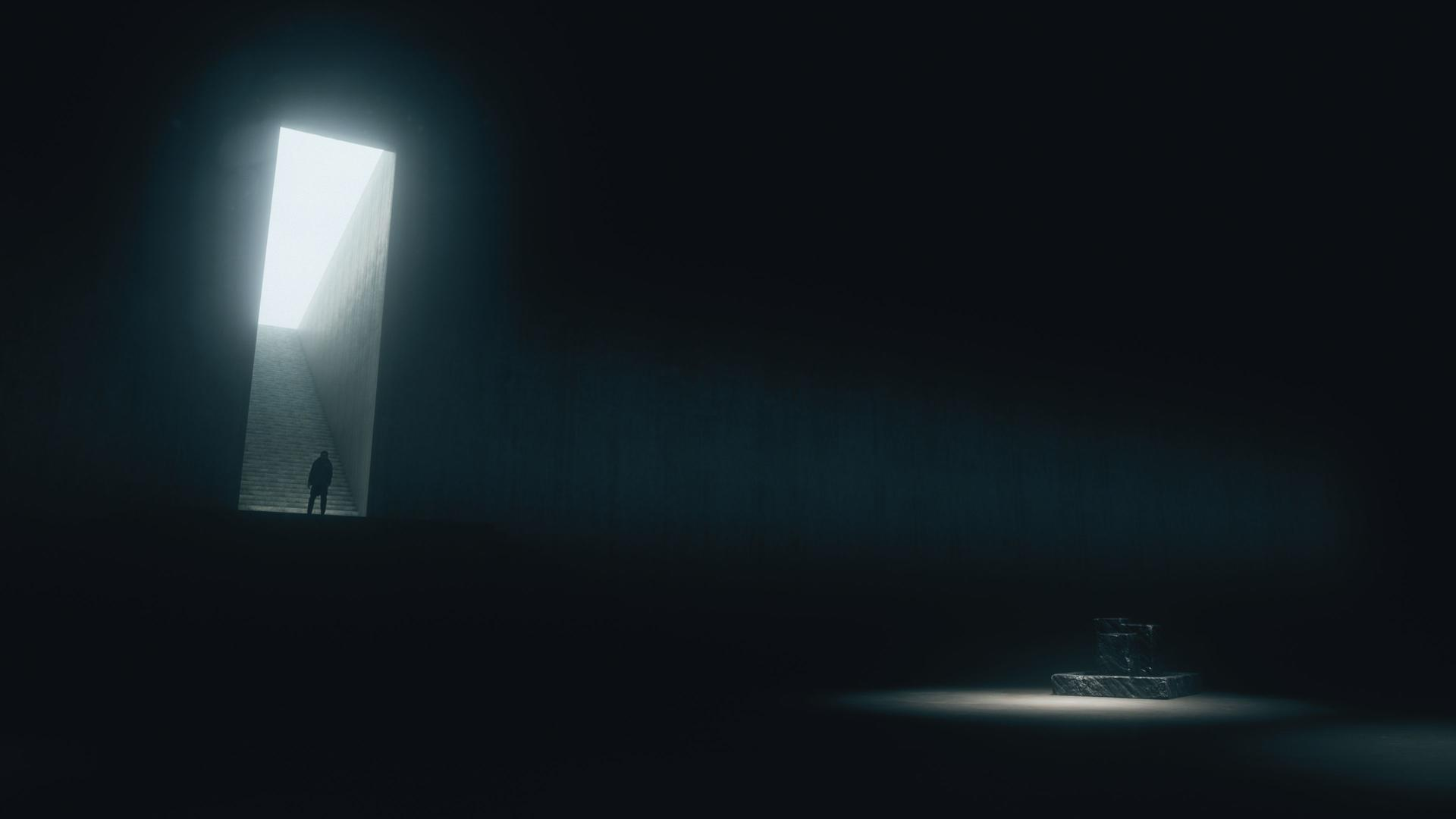 Eine dunkle Halle mit einer beleuchteten Treppe links und einem kleinen Altar im Lichtkegel rechts.