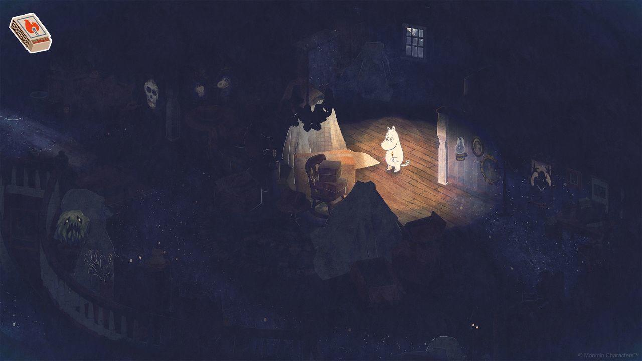 Eine kleine weiße Figur steht im hellen Licht in einem dunklen, alten Raum mit verhüllten Möbeln.