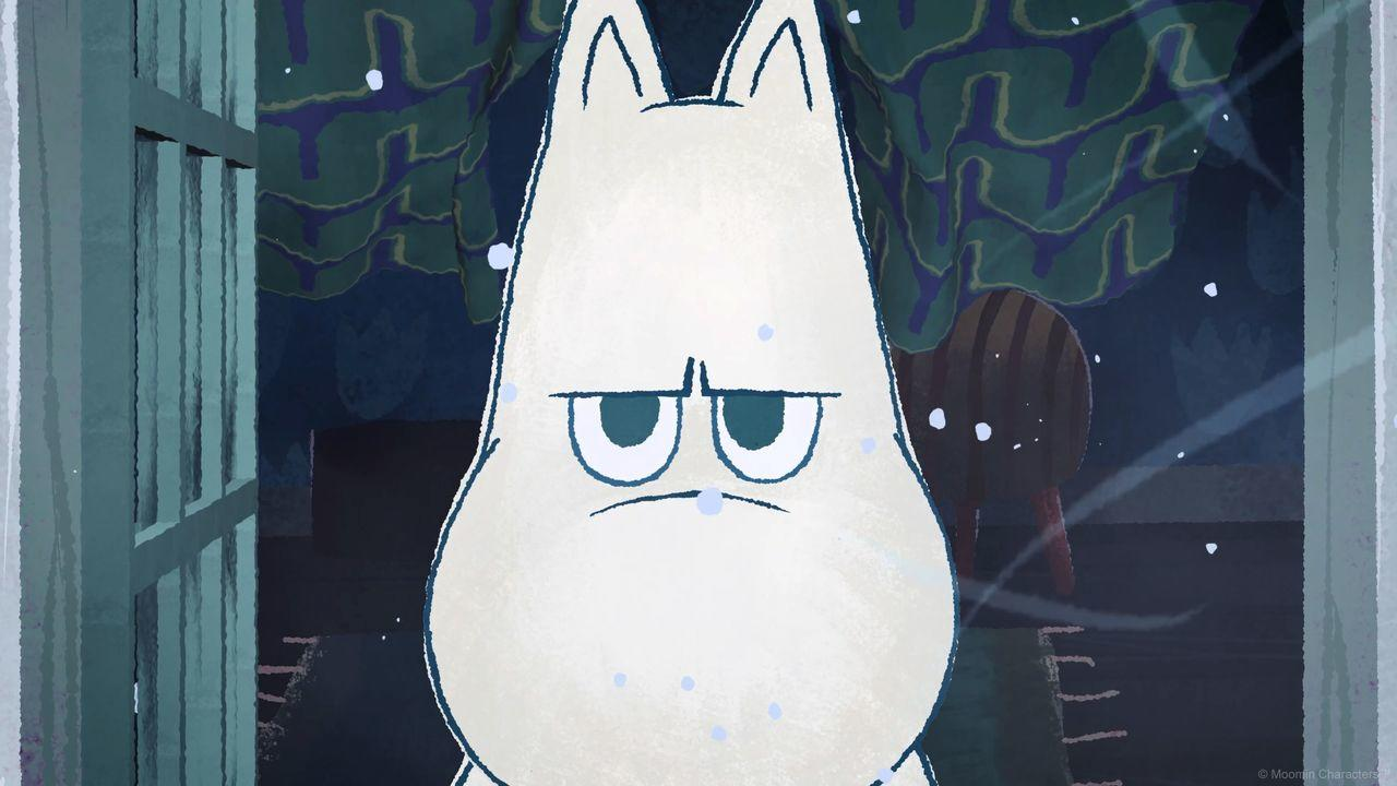 Eine weiße Cartoon-Figur mit mürrischem Gesichtsausdruck steht in einem dunklen Raum mit Vorhängen.