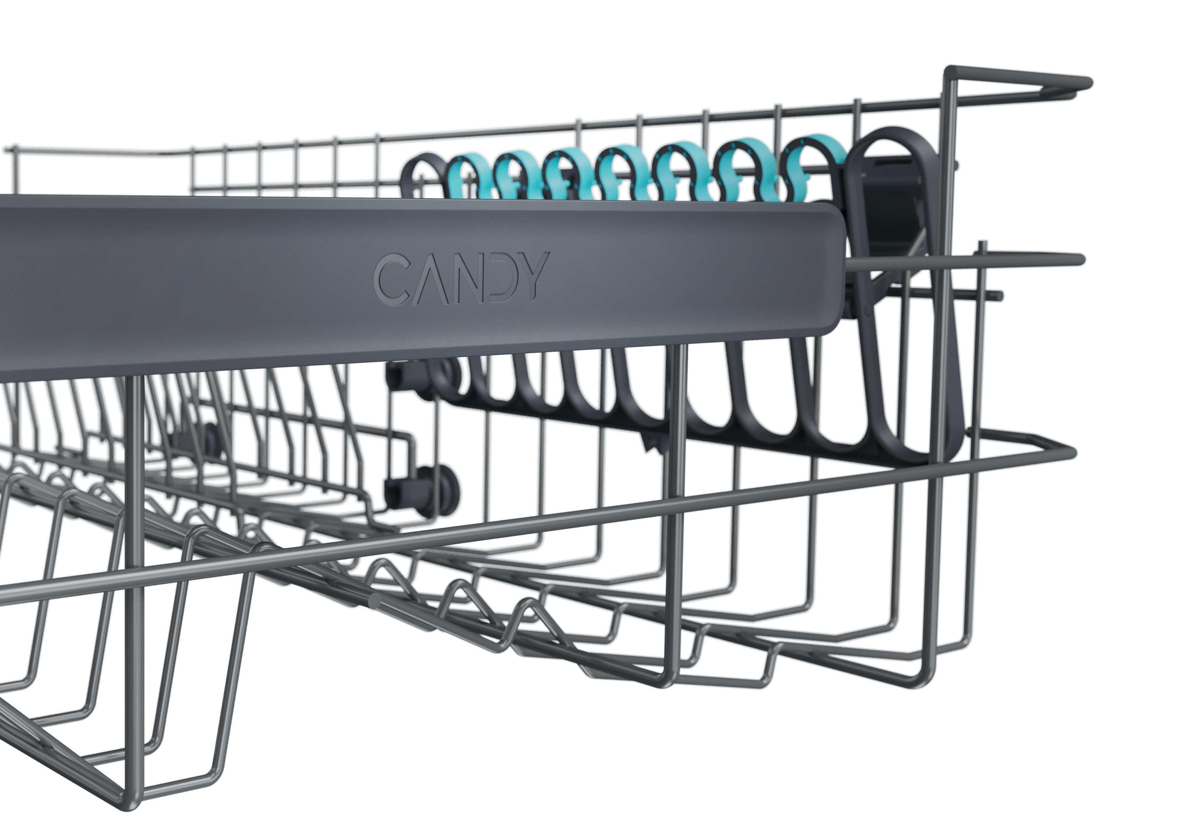 Primer plano de una cesta superior de lavavajillas gris con la marca Candy en el asa sobre fondo blanco.