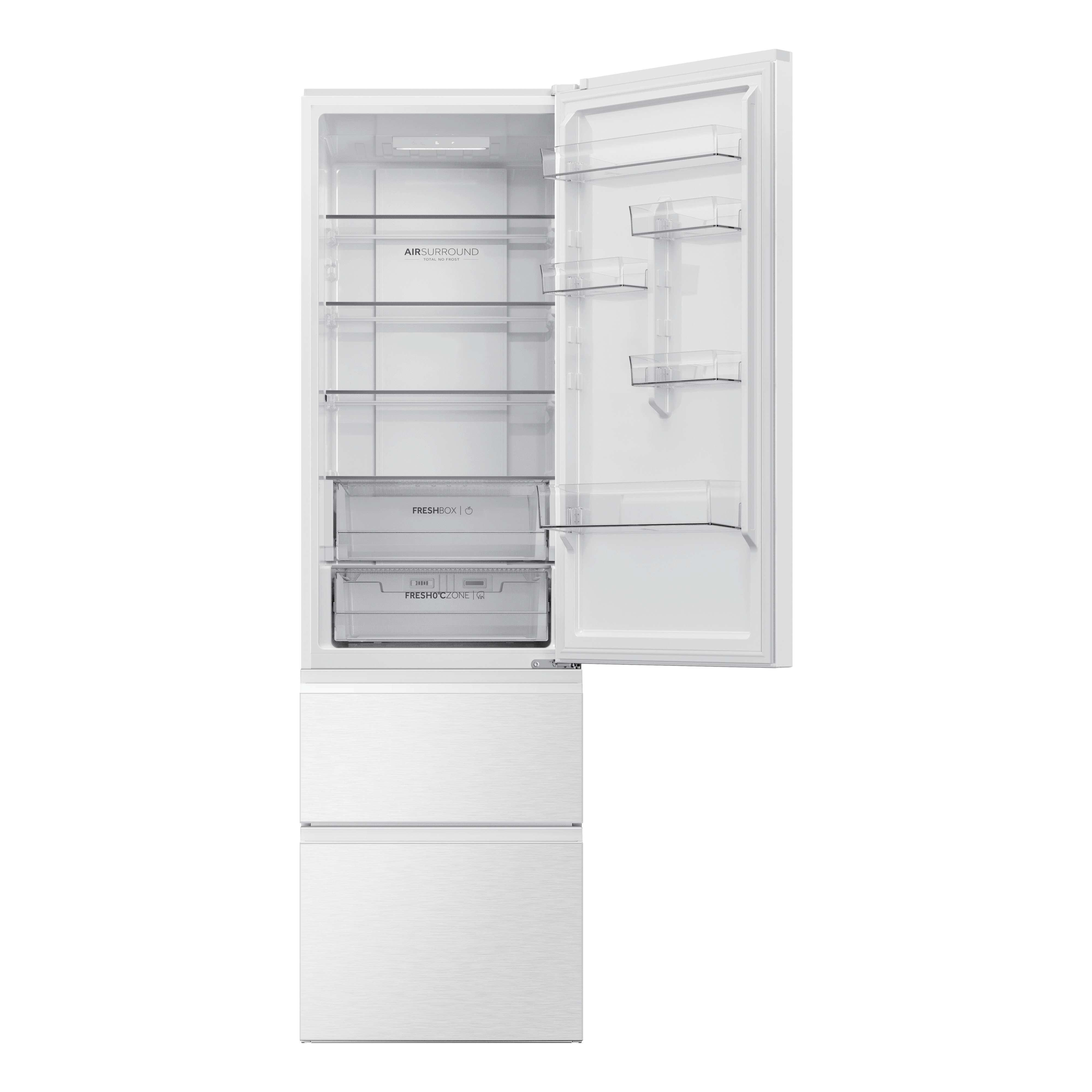 Un refrigerador blanco con la puerta abierta, que muestra estantes de vidrio iluminados y compartimentos transparentes.