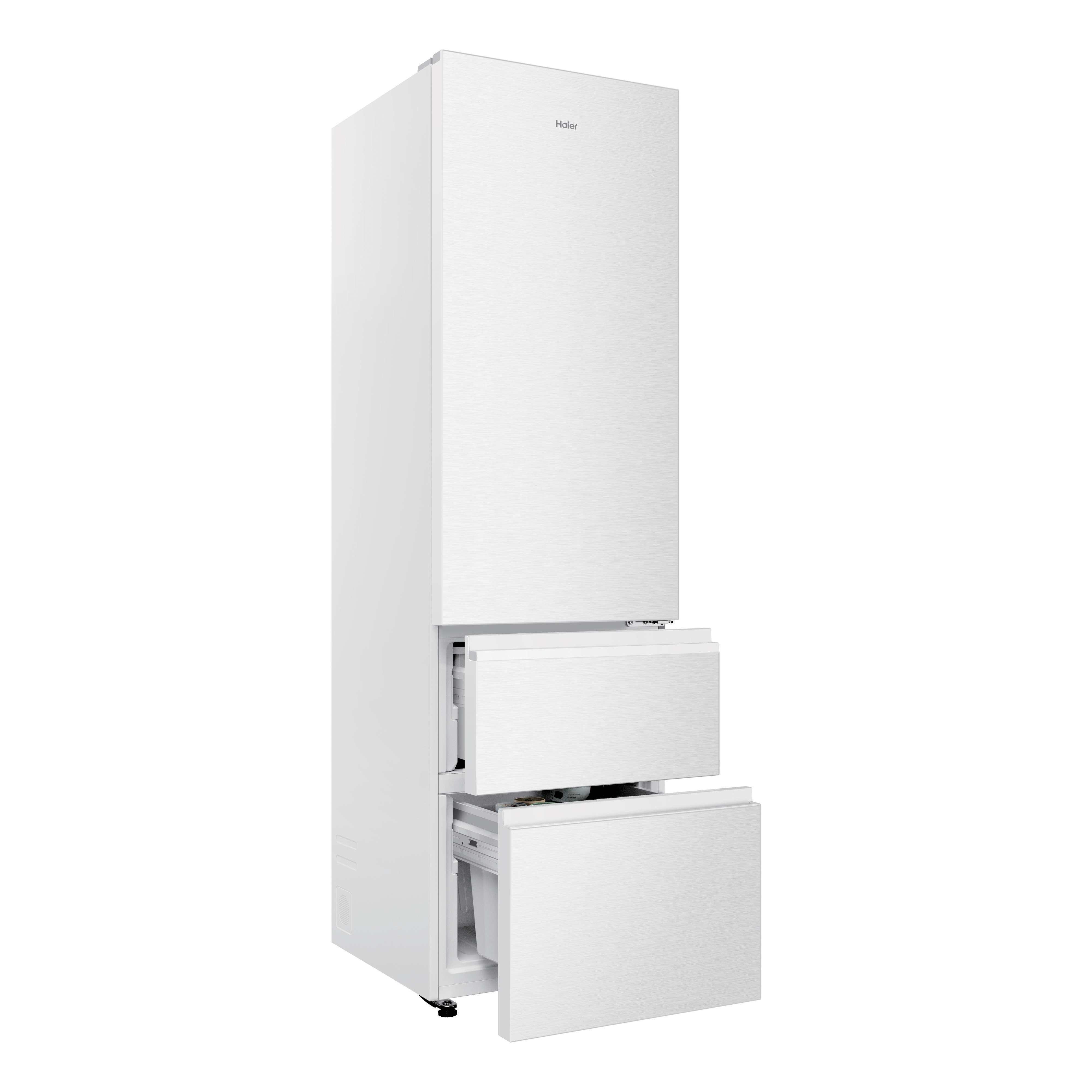 Un refrigerador Haier blanco con dos cajones inferiores abiertos sobre fondo blanco.