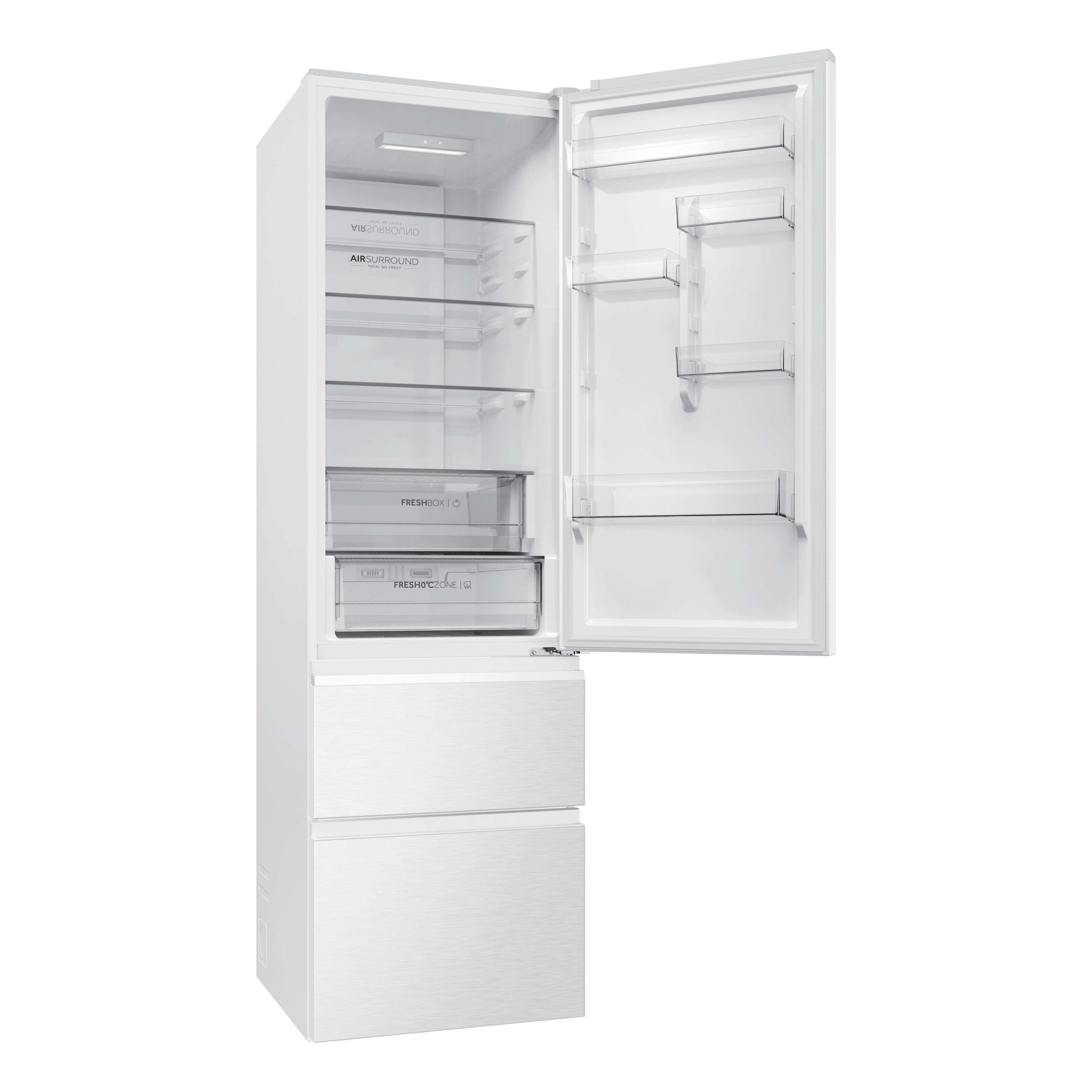 Un refrigerador blanco y abierto con múltiples estantes, compartimentos en la puerta y dos cajones inferiores sobre fondo blanco.