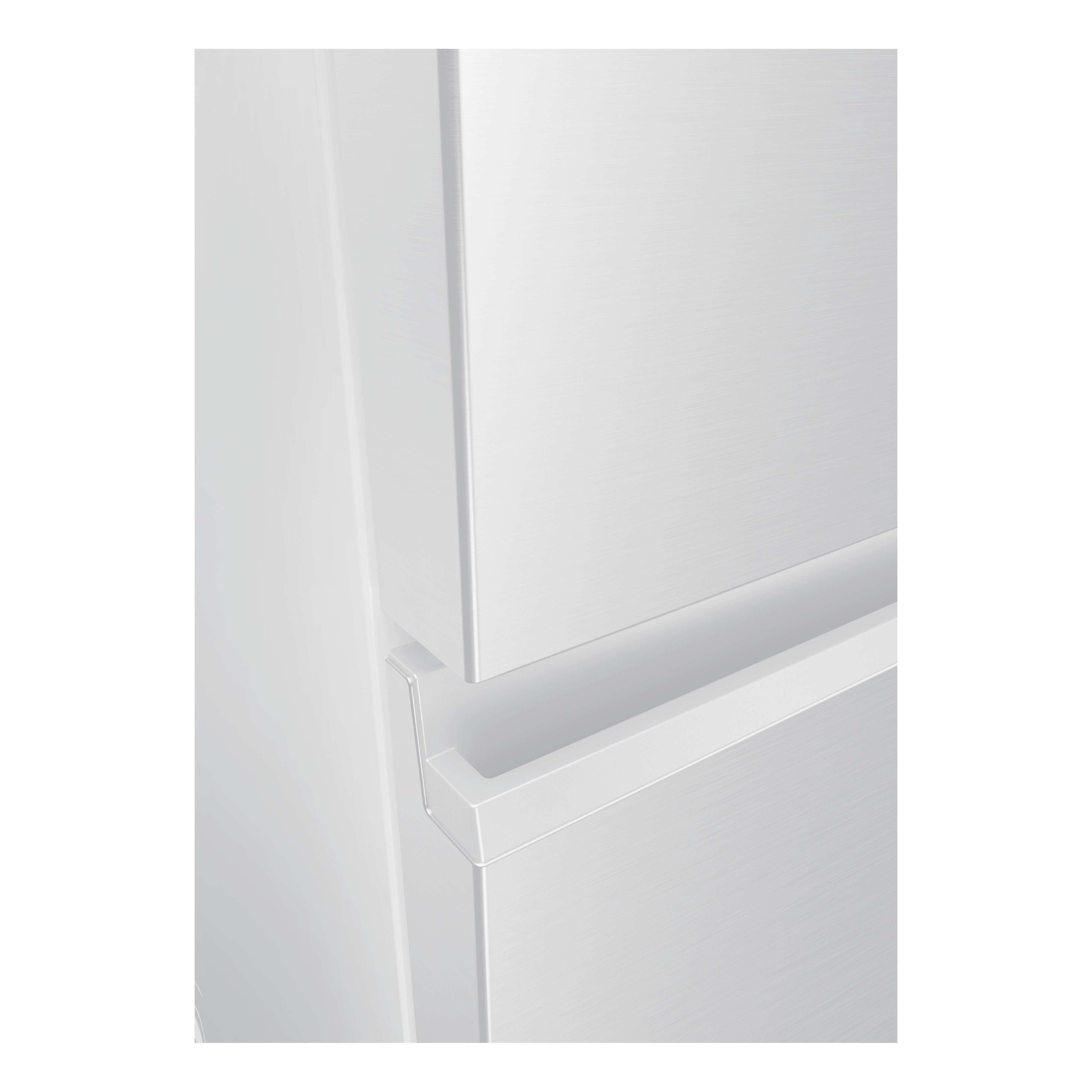 Primer plano de una puerta de frigorífico plateada moderna con tirador integrado.