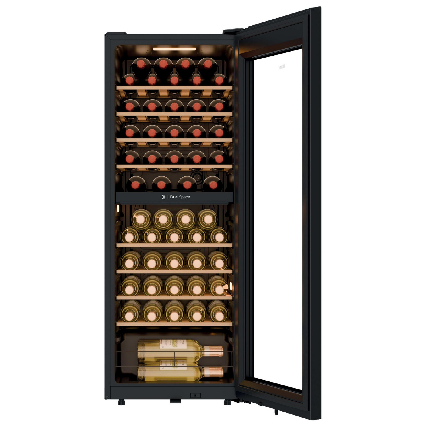 Enfriador de vinos negro con puerta de vidrio y estantes de madera.