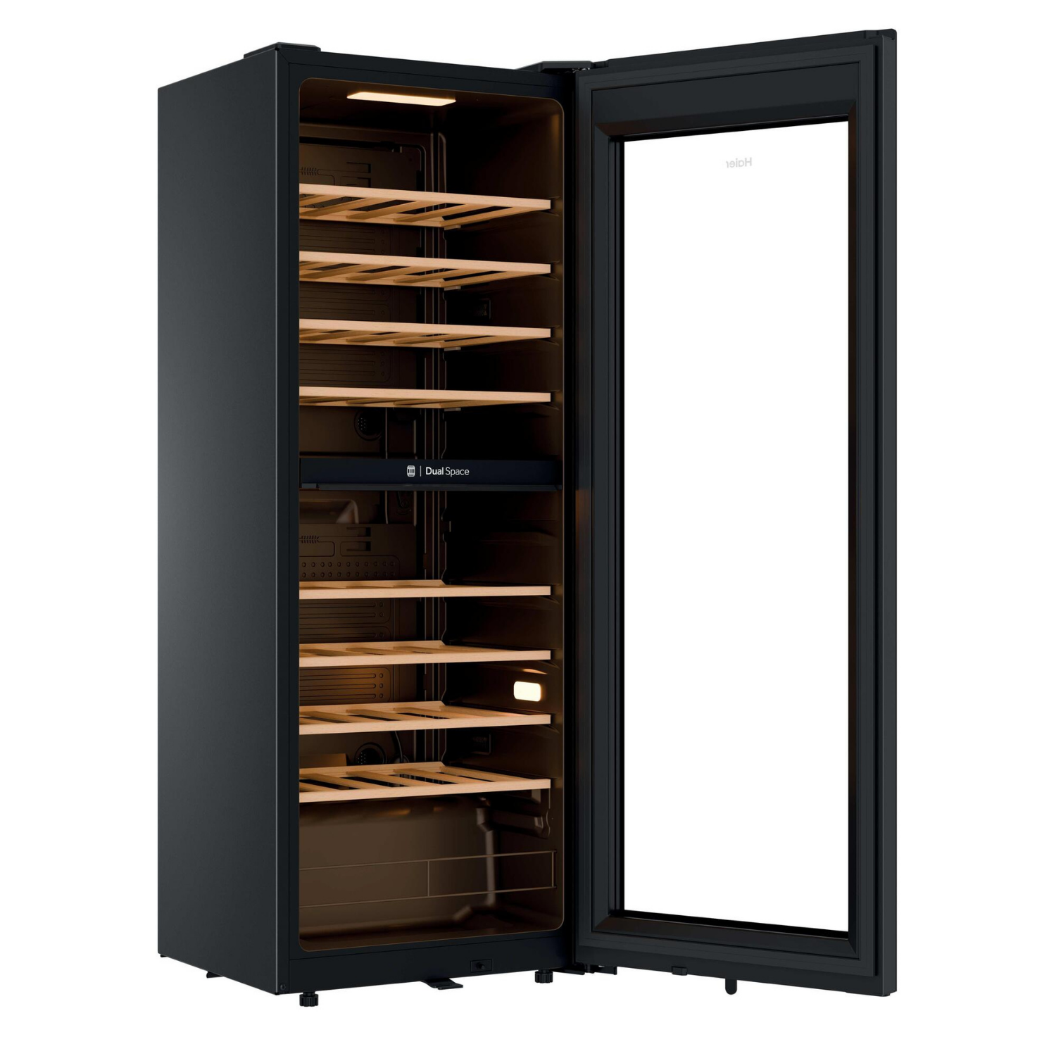 Nevera para vinos negra con puerta de cristal y estantes de madera.