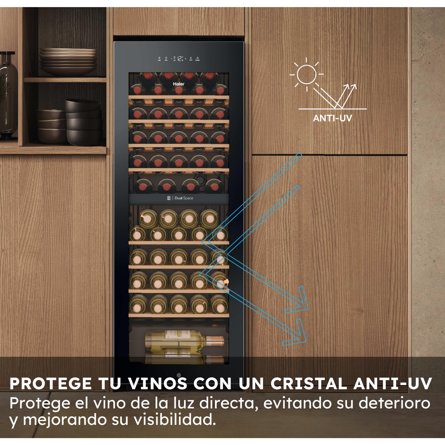 Una vinoteca en muebles de madera con cristal anti-UV bloquea la luz.