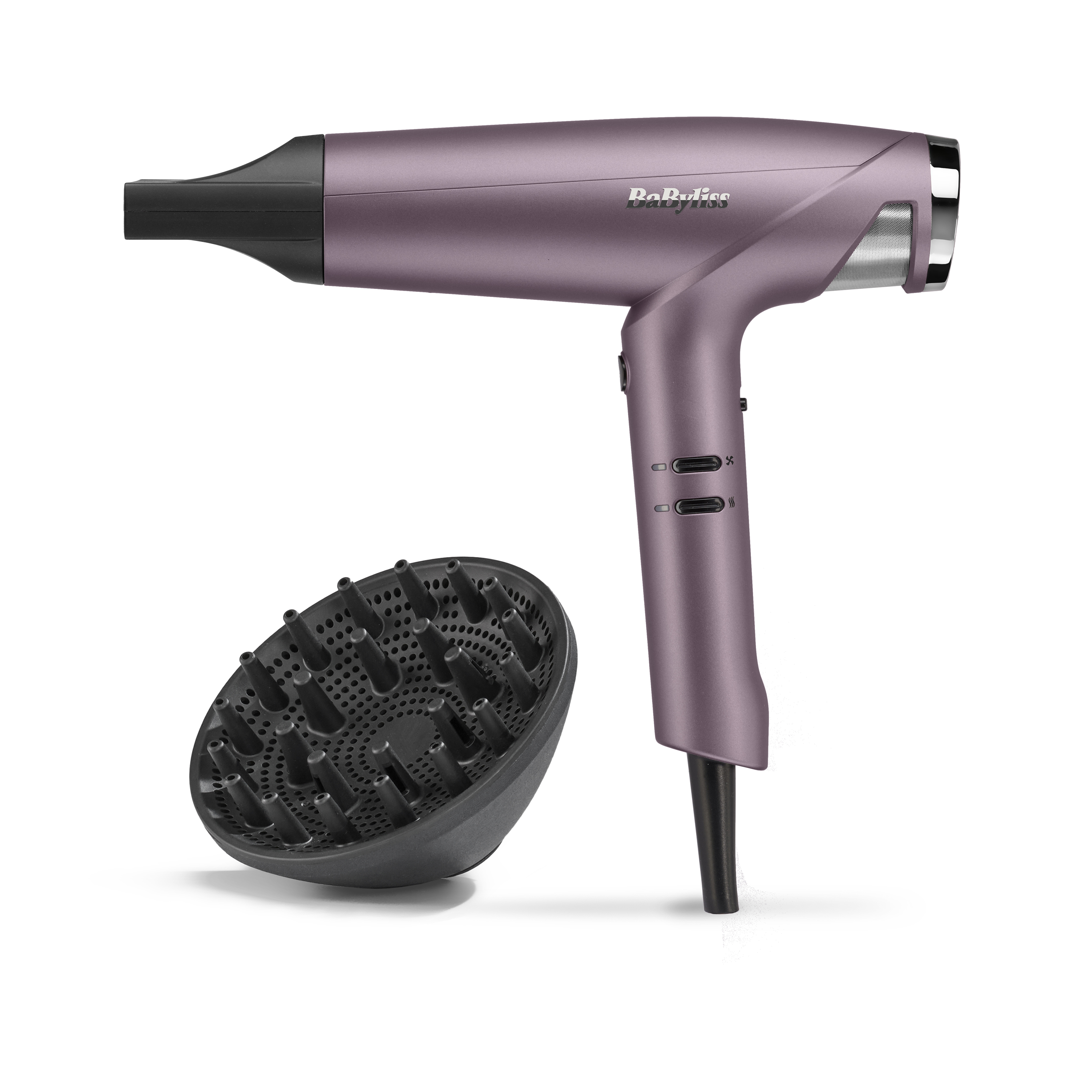 Ein lila BaByliss Haartrockner mit schwarzer schmaler Düse und einem separaten schwarzen Diffusor auf weißem Grund.