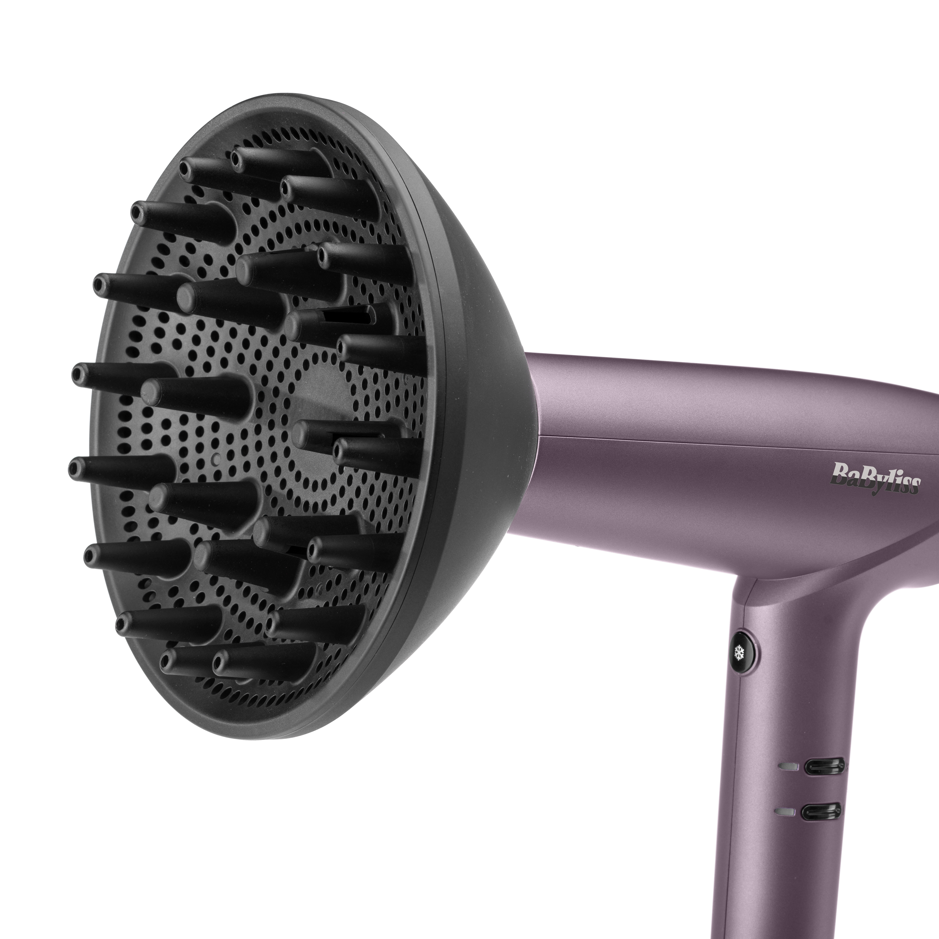 Ein lilafarbener BaByliss Haartrockner mit einem großen schwarzen Diffusoraufsatz auf weißem Hintergrund.