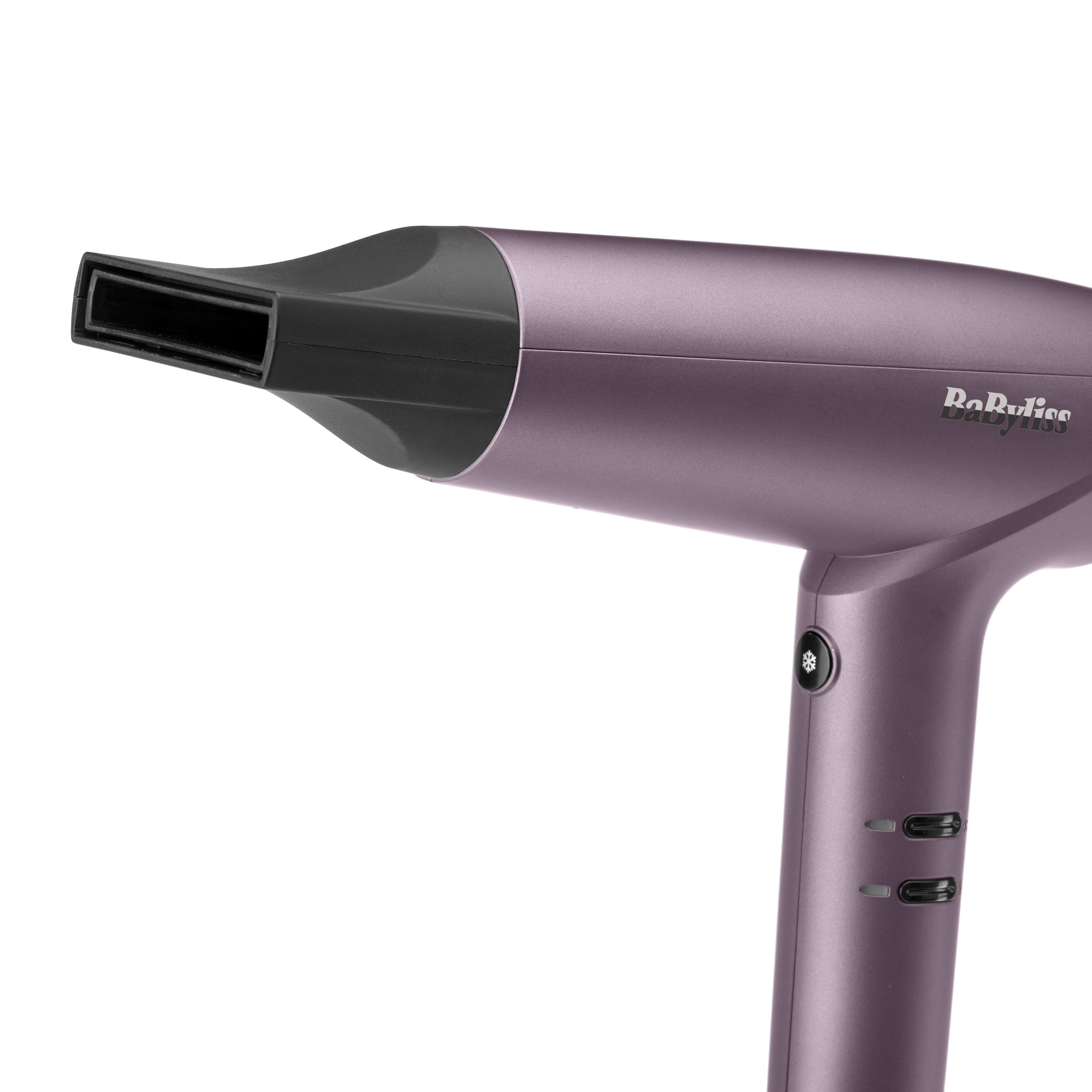 Ein violetter BaByliss Haartrockner mit schwarzer Konzentratordüse auf weißem Hintergrund.