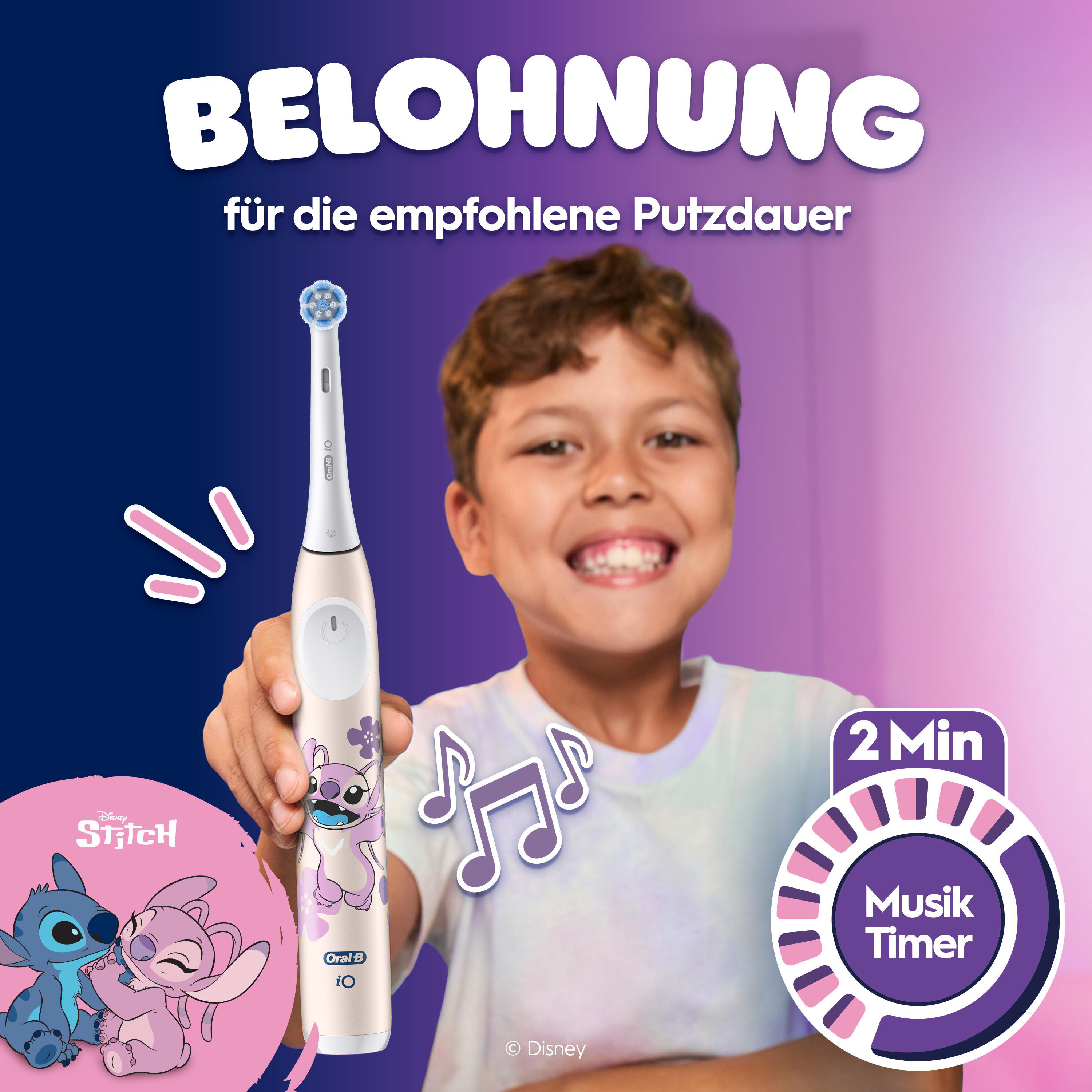 Ein Junge hält eine lila-weiße Oral-B iO Kinderzahnbürste mit Stitch-Design in die Kamera.