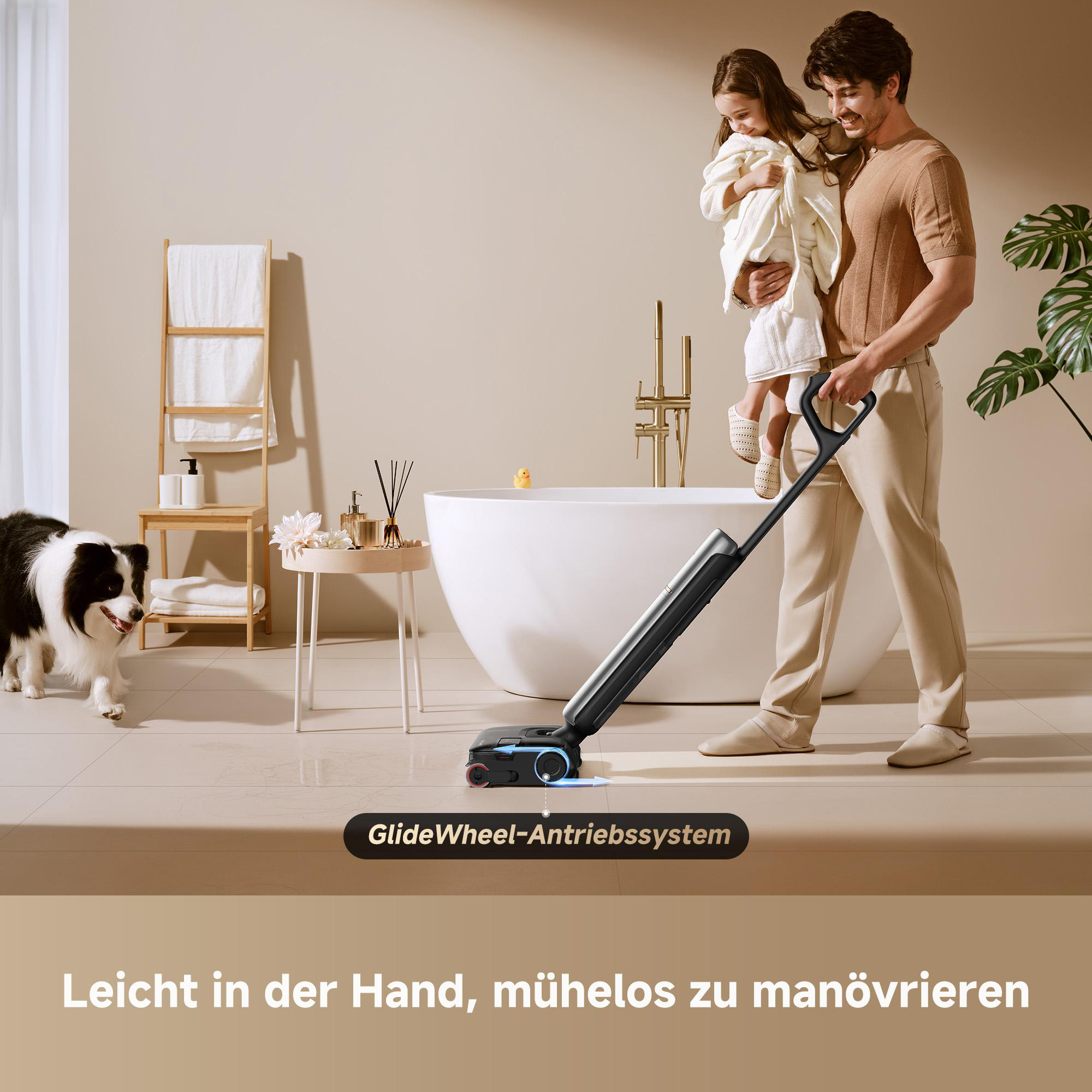 Ein Mann hält ein Kind und benutzt einen Bodenreiniger, während ein Hund zuschaut.