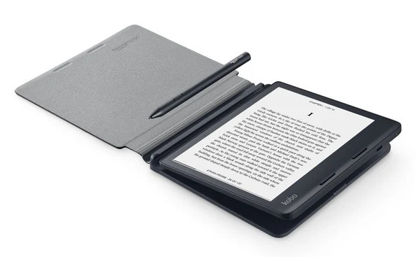 Czarny czytnik e-booków Kobo rysikiem leży otwarty na szarej okładce, wyświetlając tekst.