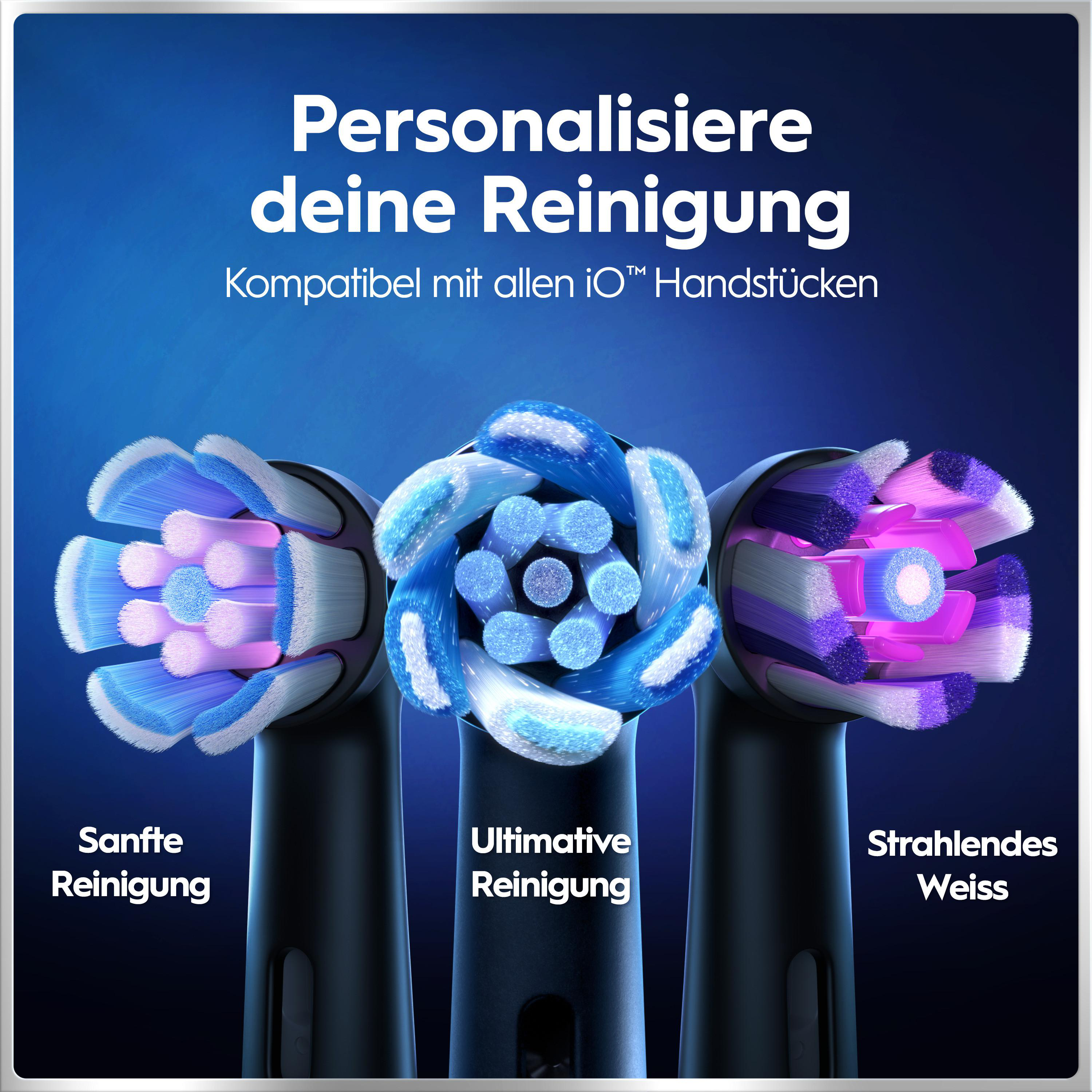 Drei verschiedene schwarze elektrische Zahnbürstenköpfe mit blauen, weißen und violetten Borsten vor blauem Hintergrund.