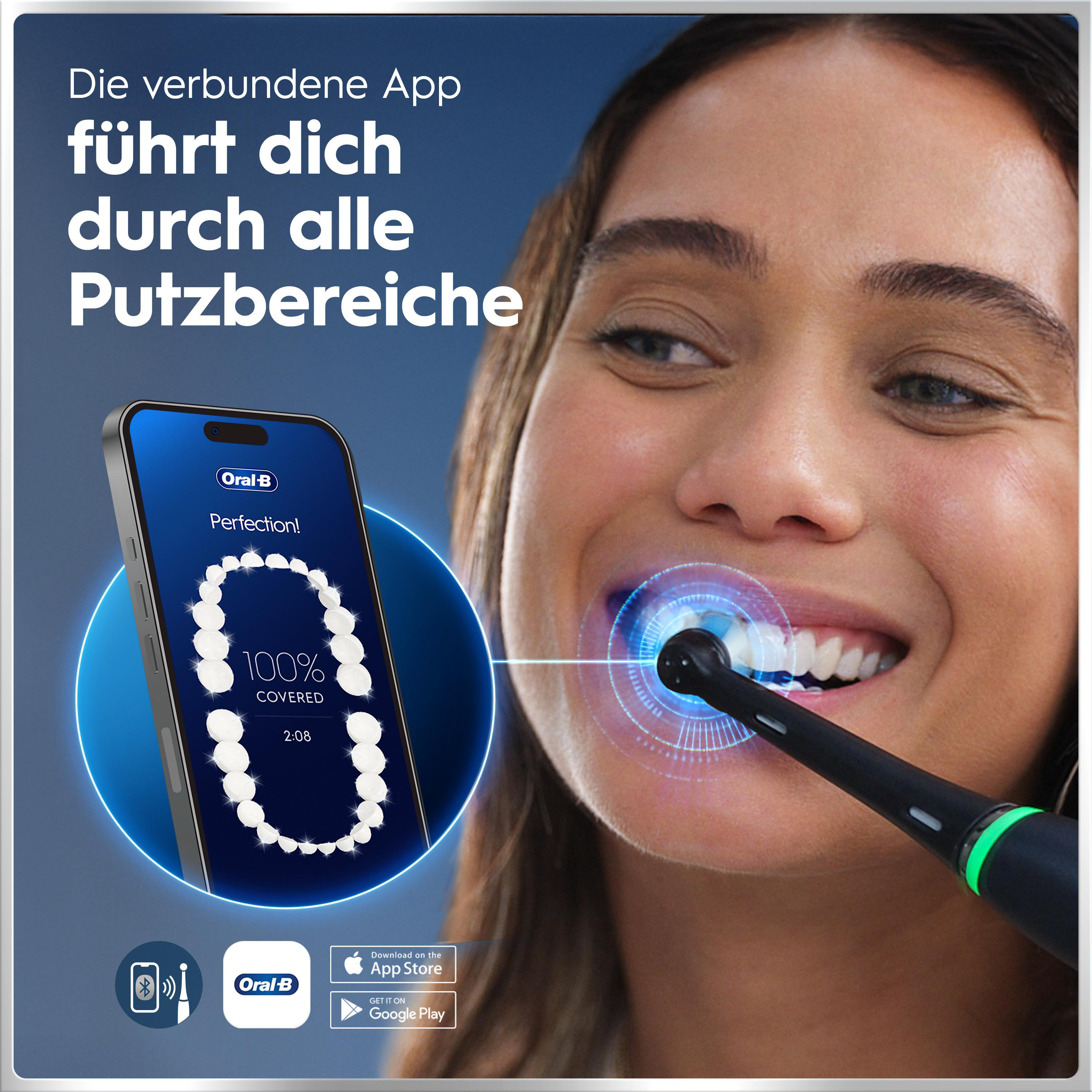 Eine Frau putzt ihre Zähne mit einer elektrischen Zahnbürste und einer App.